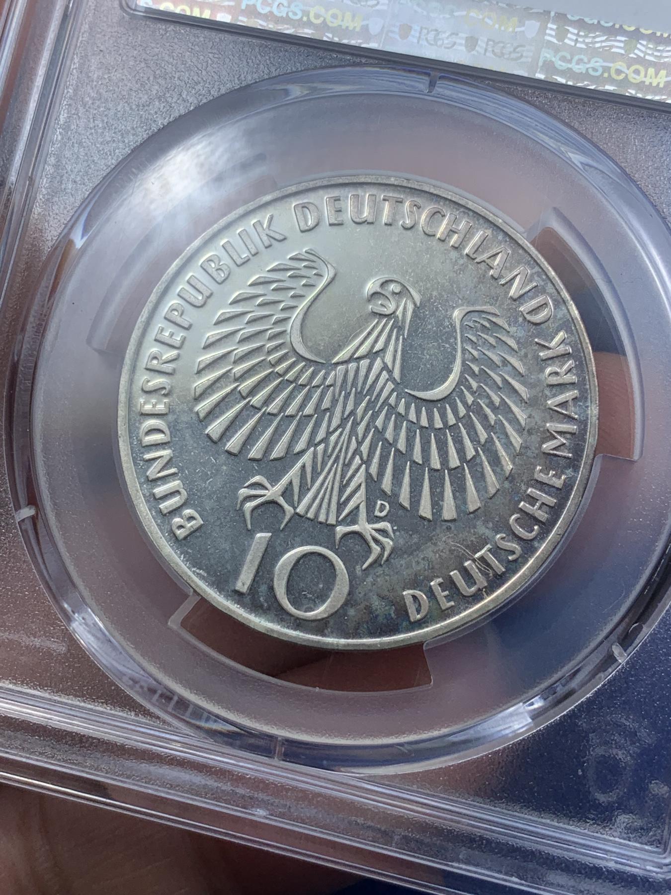 《竞宝斋》第272场- 周日，周一，周二  3场连拍 （全场包邮） PCGS PR66DCAM德国1972年慕尼黑奥运会纪念精致银币 期间发生了奥运史上最血腥的惨案“慕尼黑惨案”。德国仅举办过2届奥运会，分别是1936年的柏林奥运会和1972年的慕尼黑奥运会。此枚纪念意义非凡，高分可藏！