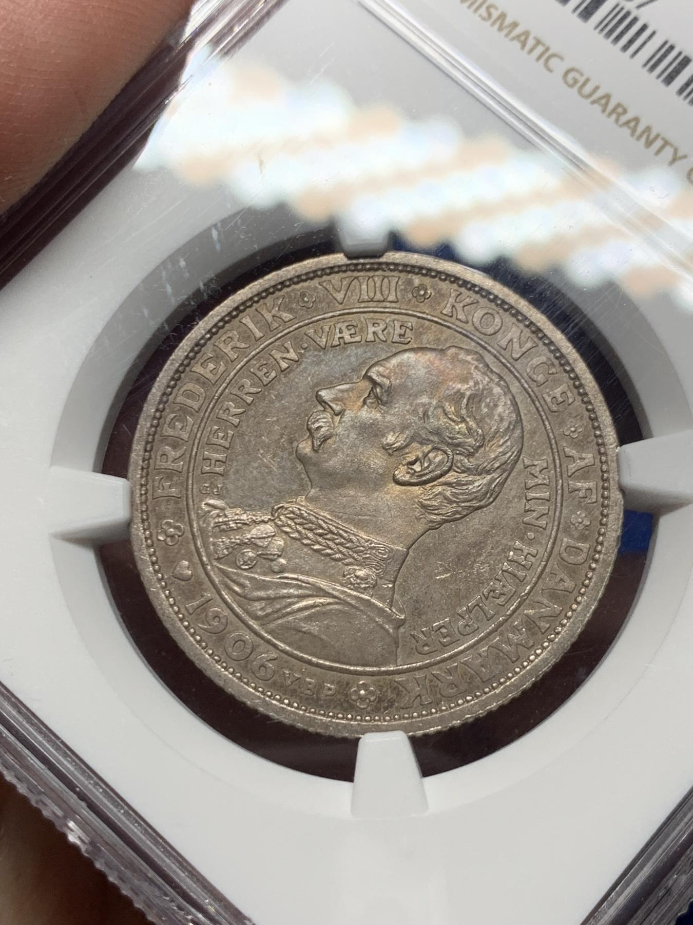 《竞宝斋》第272场- 周日，周一，周二  3场连拍 （全场包邮） NGC MS62 丹麦1906年克里斯蒂安九世国王逝世-弗雷德里克八世国王登基纪念2克朗银币