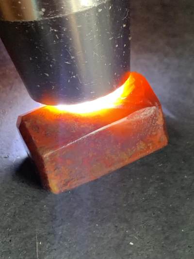 精美亚光冻料草花纹战国红玛瑙手工俏色巧雕花开见佛六棱桶珠一个， 精美亚光冻料草花纹战国红玛瑙手工俏色巧雕花开见佛六棱桶珠一个，