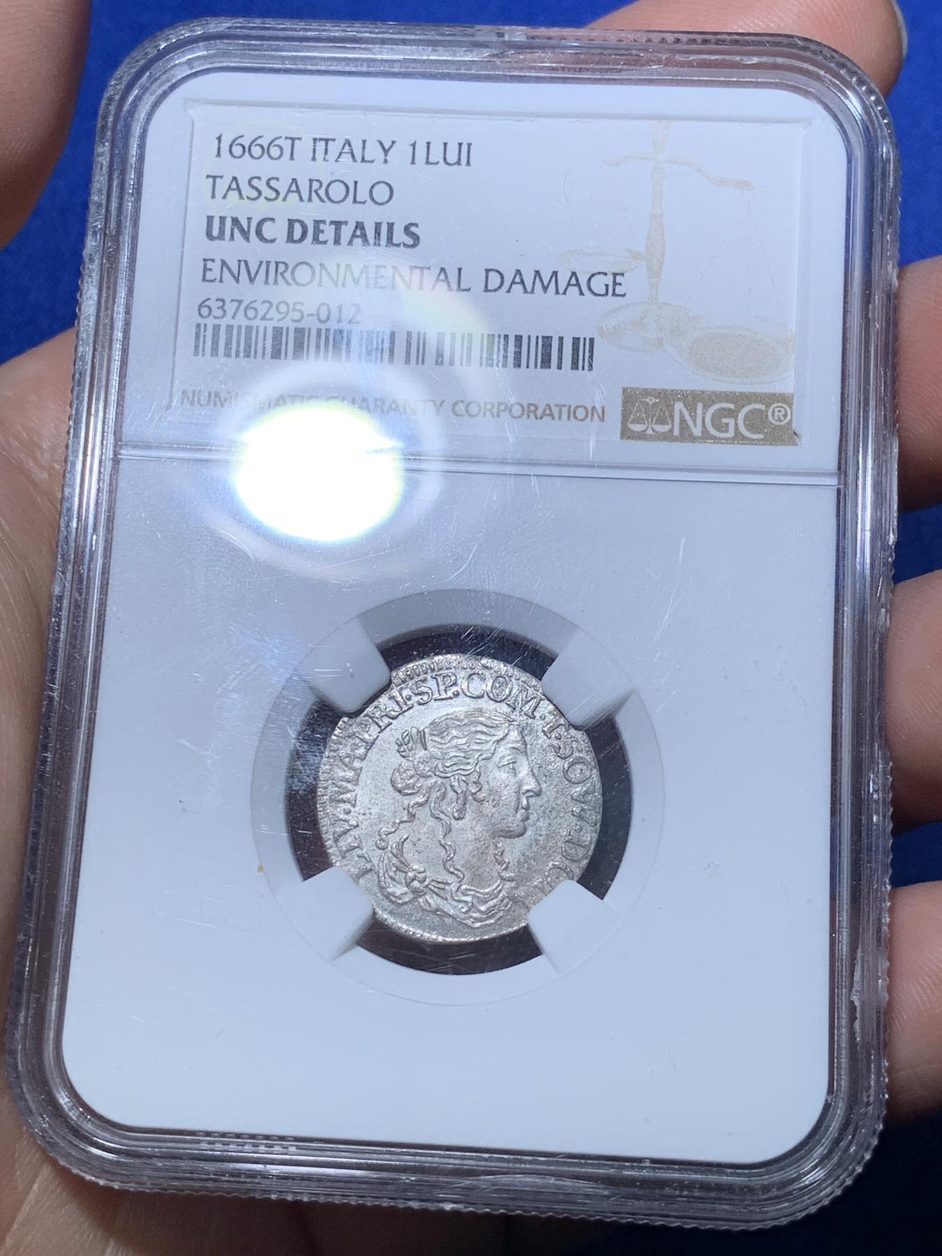 《竞宝斋》第272场- 周日，周一，周二  3场连拍 （全场包邮） 两枚一组 NGC UNCD 意大利早期Tassarolo邦和Fosdinovo邦的1luigino。很小很少见的两个邦国，几乎查不到资料，模仿法国1/12ecu铸造的。裸币来自英国老藏家的收藏，打了盒子给了UNCD，看着有机会ms，评级费太贵了，按照uncd的价格出