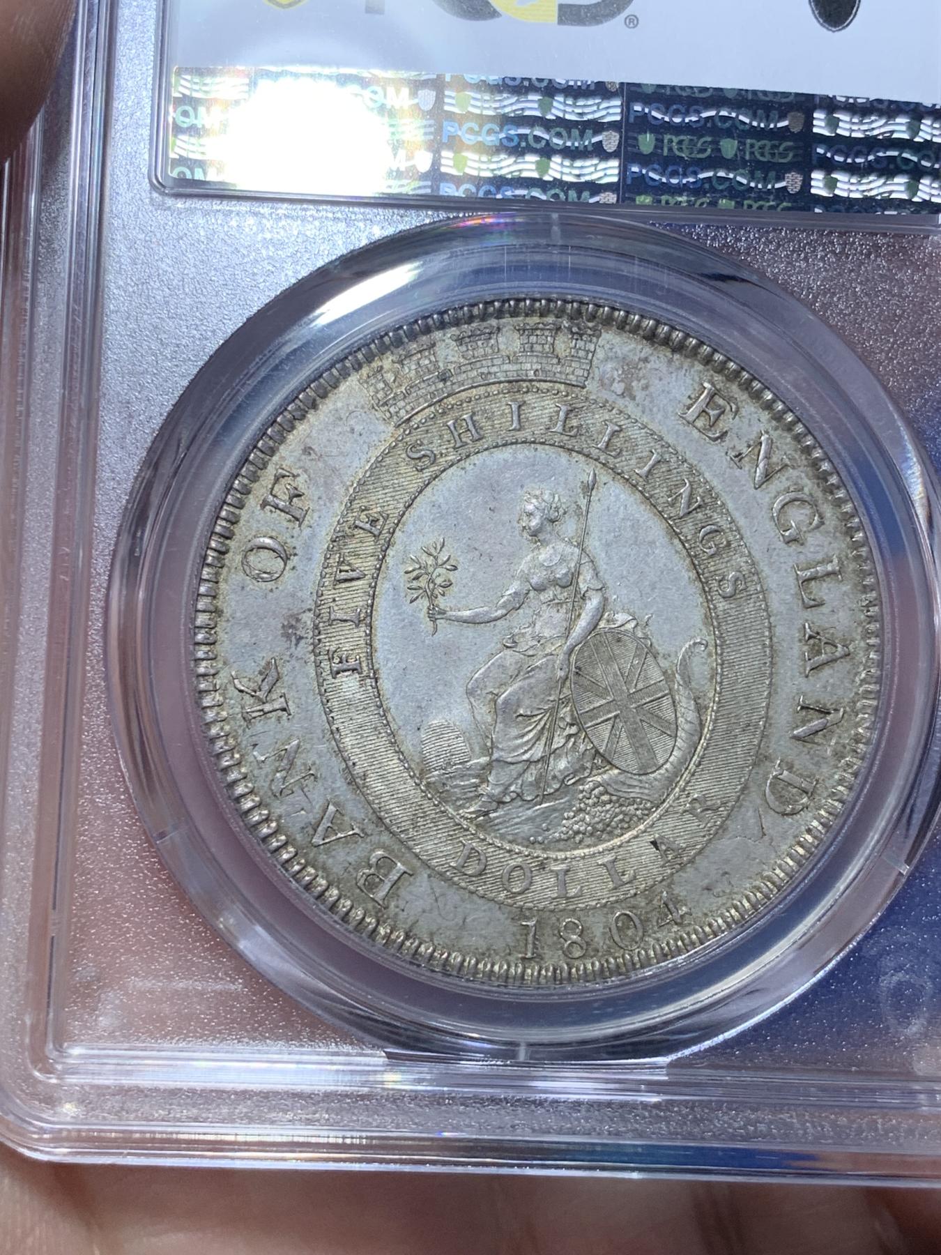 《竞宝斋》第272场- 周日，周一，周二  3场连拍 （全场包邮） PCGS MS62 英国1804乔治三世英格兰银行五先令银币 通体原味深彩包浆 深打 底板的双柱币胚依稀可见 底板丝滑 比一般的62感官上好一些