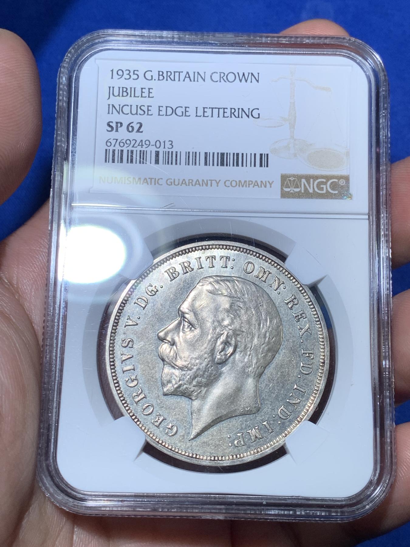 《竞宝斋》第272场- 周日，周一，周二  3场连拍 （全场包邮） NGC SP62 英国1935年乔治五世克朗样币 sp版本比ms少很多 镜面+原包浆难得 品相不止62 性价比高