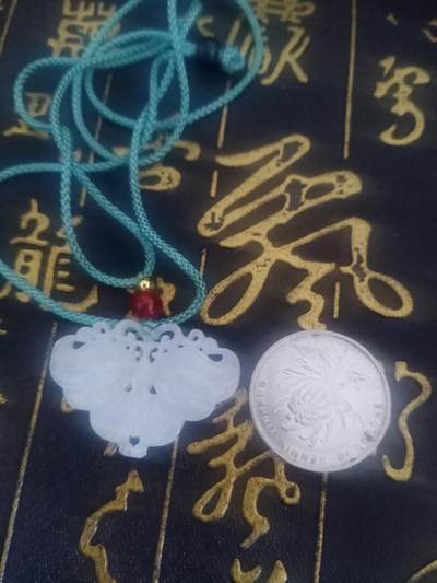 女士蝴蝶结翡翠吊坠