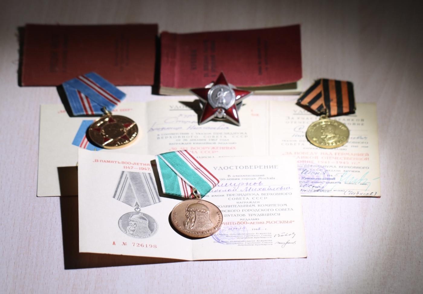 大猫徽章拍卖第248期 苏联红星套1⃣️ 红星证书丢失 另红皮战德，得住是43年伏龙芝军事学院院长的副官