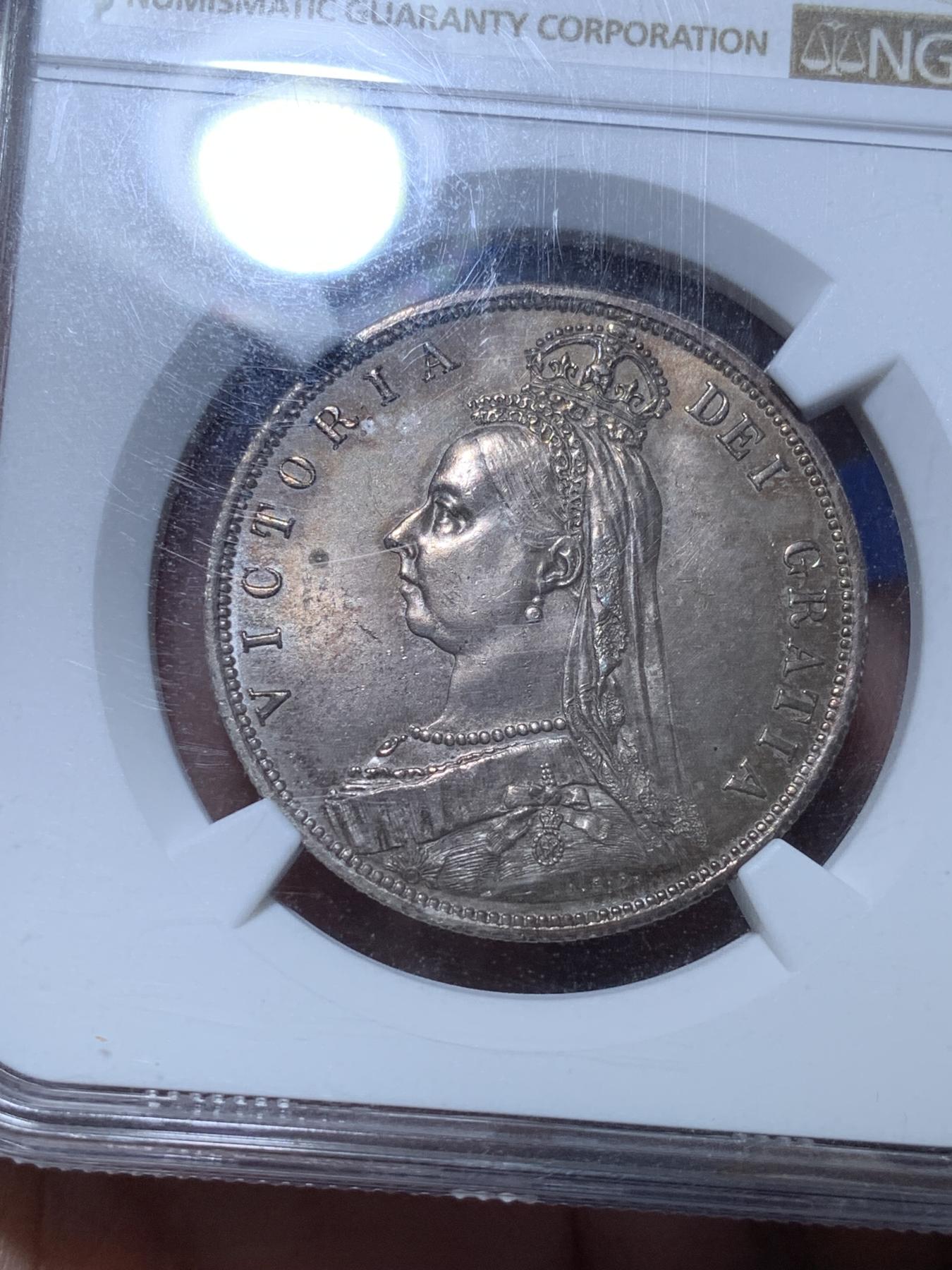 《竞宝斋》第272场- 周日，周一，周二  3场连拍 （全场包邮） NGC MS62 英国1887年维多利亚高冠半克朗银币 盒子有磕不影响密封