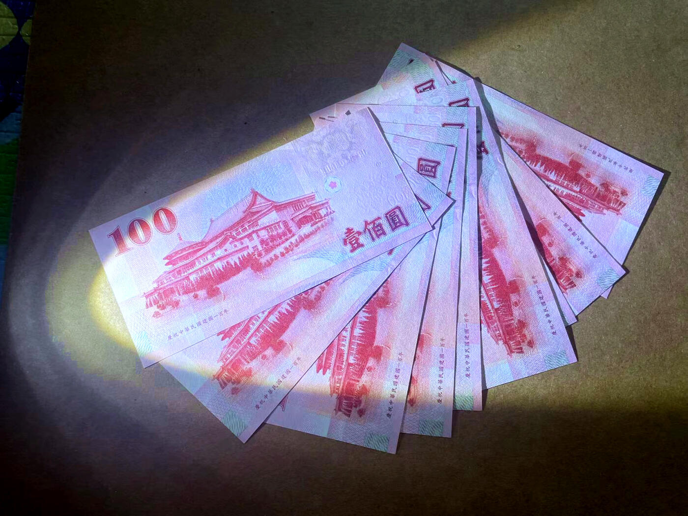 【Blue Auction】✨世界纸币精拍第482期【精】 【一组10张】台湾 2011年100元 全新UNC