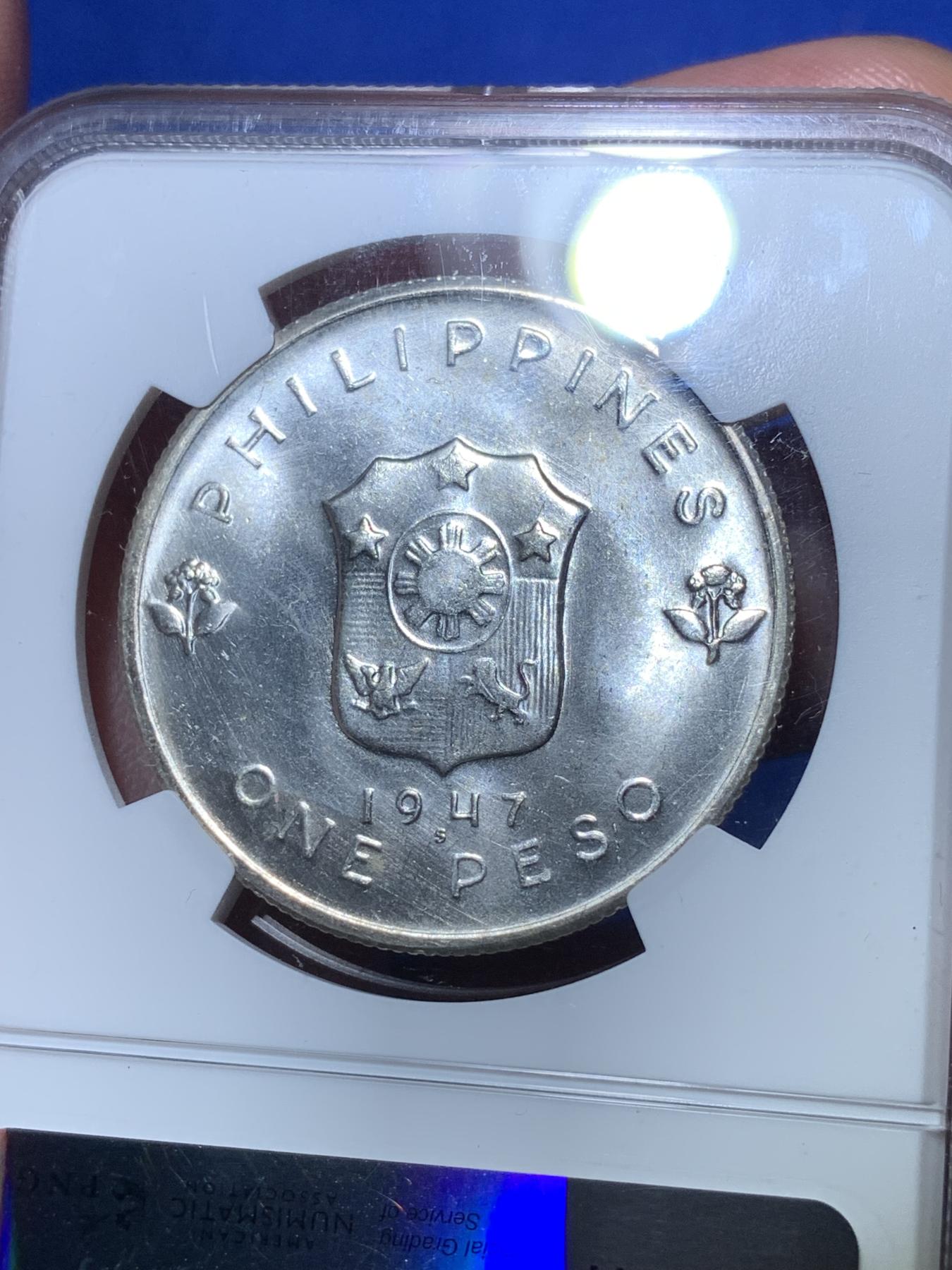 《竞宝斋》第272场- 周日，周一，周二  3场连拍 （全场包邮） NGC MS64  菲律宾1947年麦克阿瑟1比索纪念银币 币原霜光强烈带边道环彩 五星评论家 菲律宾和日本太上皇