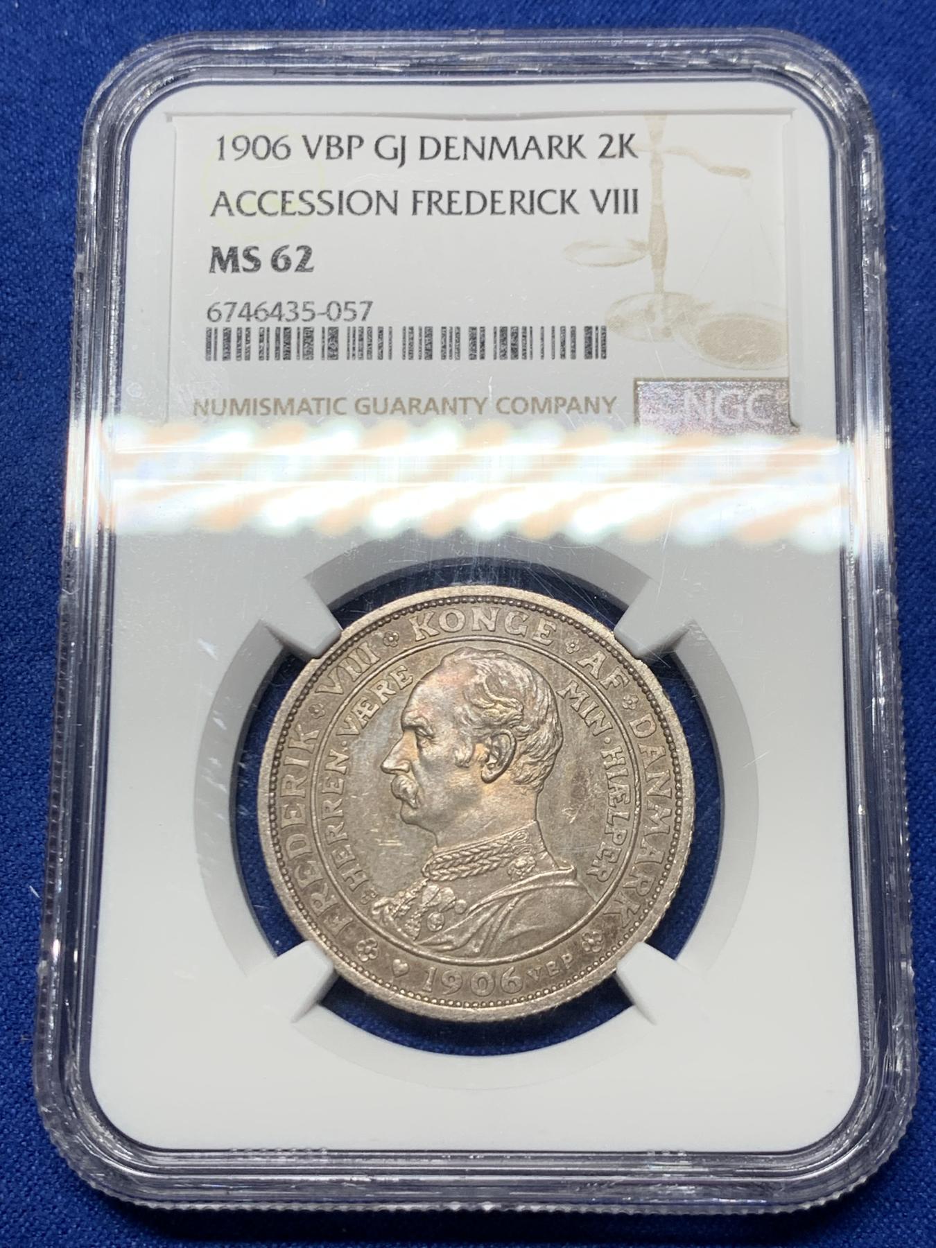 《竞宝斋》第272场- 周日，周一，周二  3场连拍 （全场包邮） NGC MS62 丹麦1906年克里斯蒂安九世国王逝世-弗雷德里克八世国王登基纪念2克朗银币