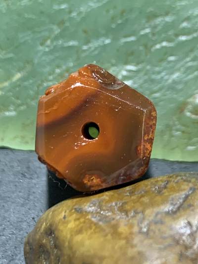 精美亚光冻料草花纹战国红玛瑙手工俏色巧雕花开见佛六棱桶珠一个， 精美亚光冻料草花纹战国红玛瑙手工俏色巧雕花开见佛六棱桶珠一个，