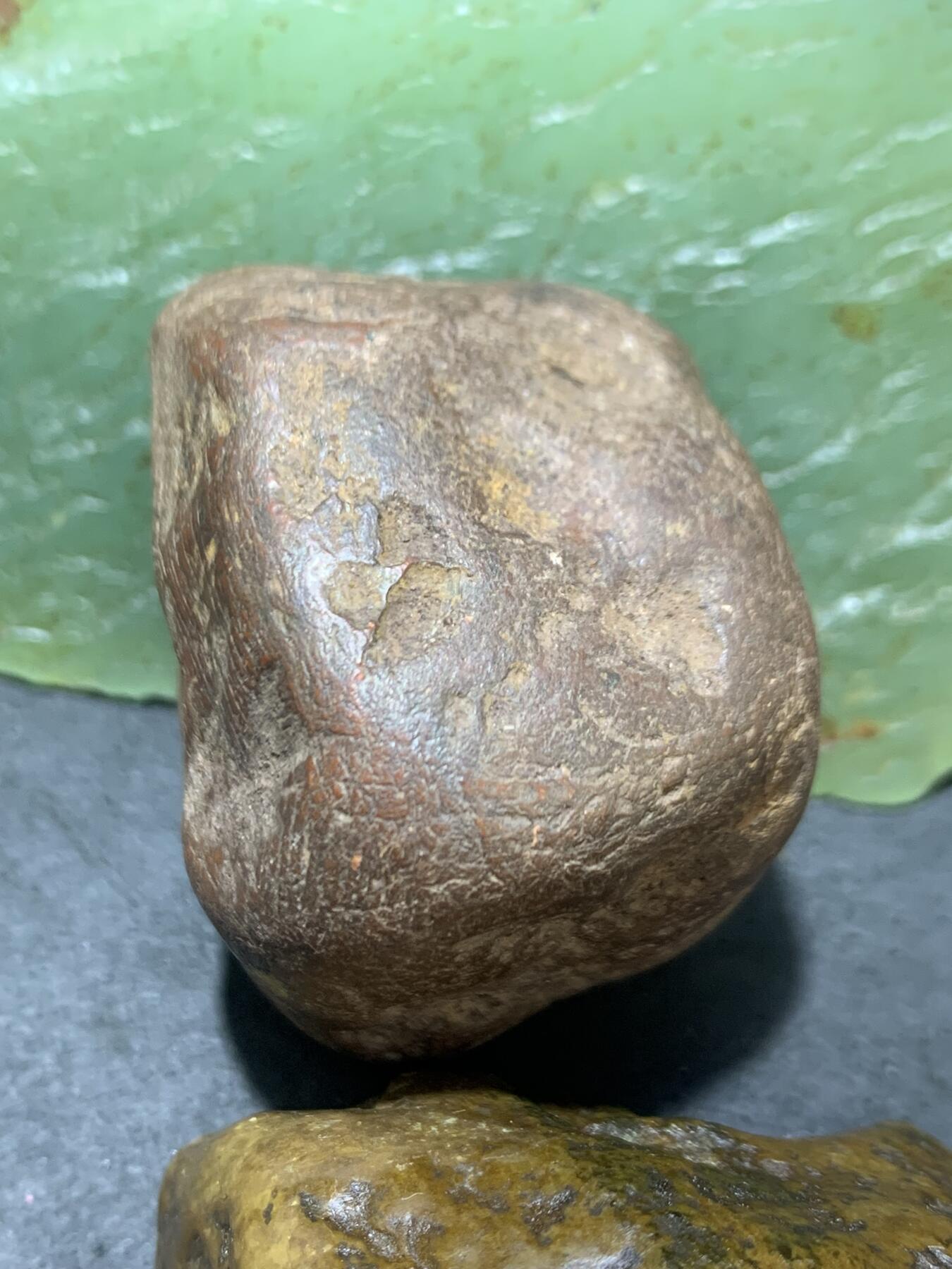 精美铁皮开窗料柿子红千层纹南红玛瑙原石一颗，