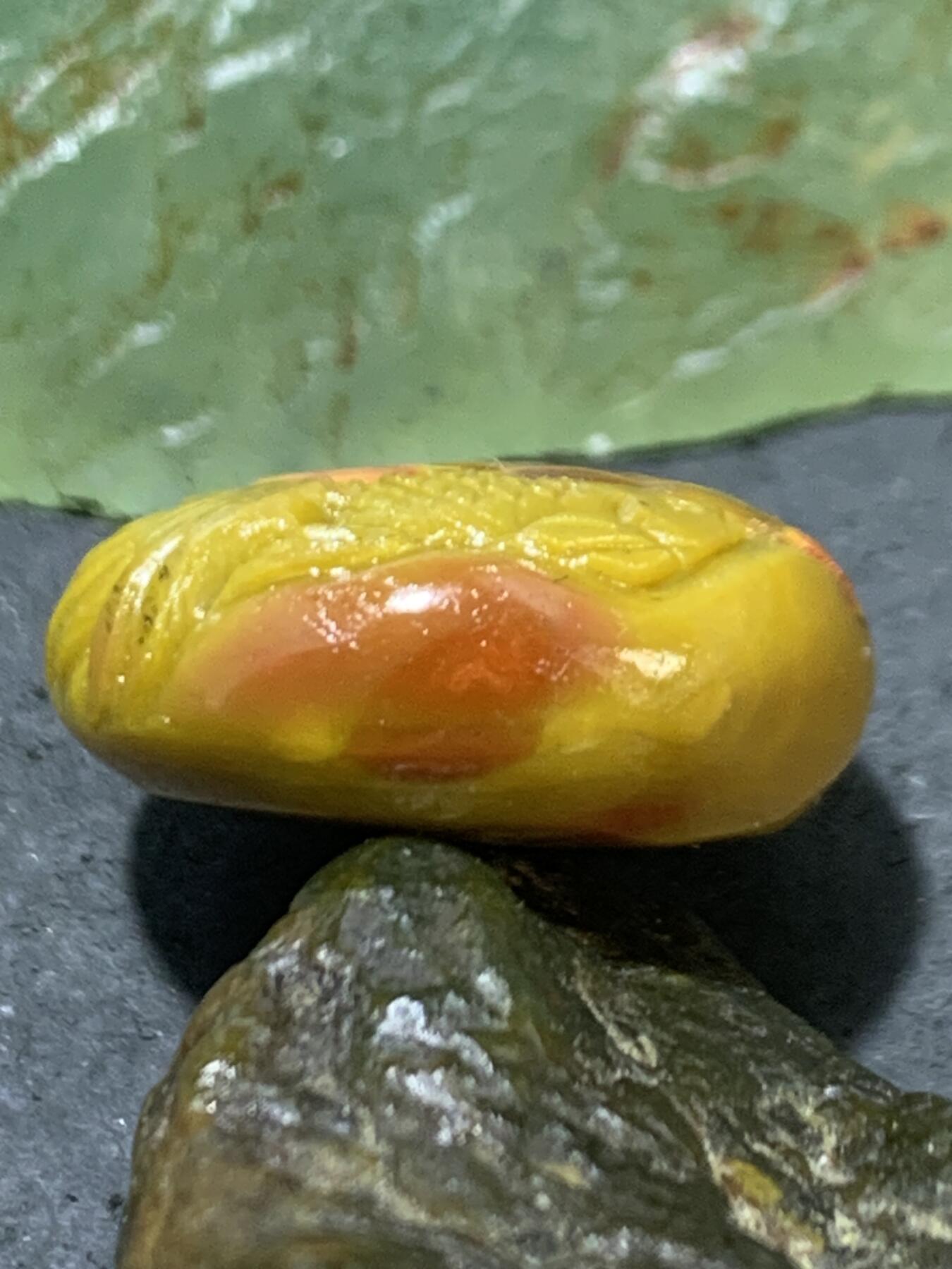 精美亚光战国红玛瑙手工俏色巧雕金鱼荷叶平安扣一个，