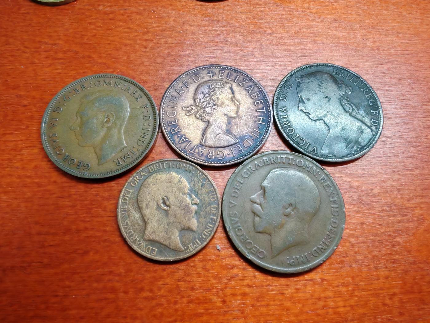 长老汇龙年散币拍卖第一场 1891-1966英国五世同堂1便士大铜币+1/2便士铜币，5枚，流通品如图