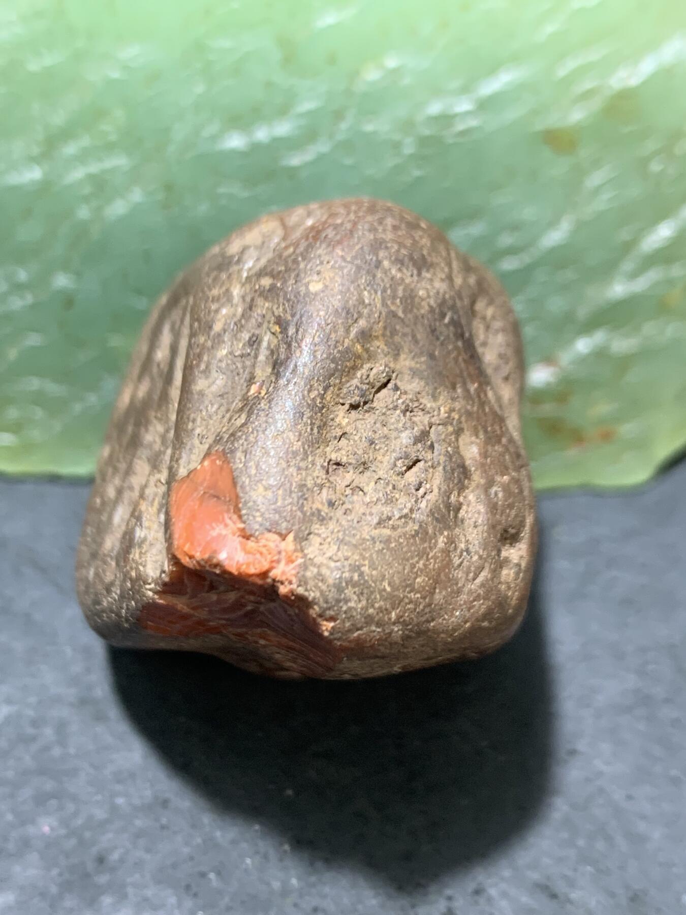 精美铁皮开窗料柿子红千层纹南红玛瑙原石一颗，