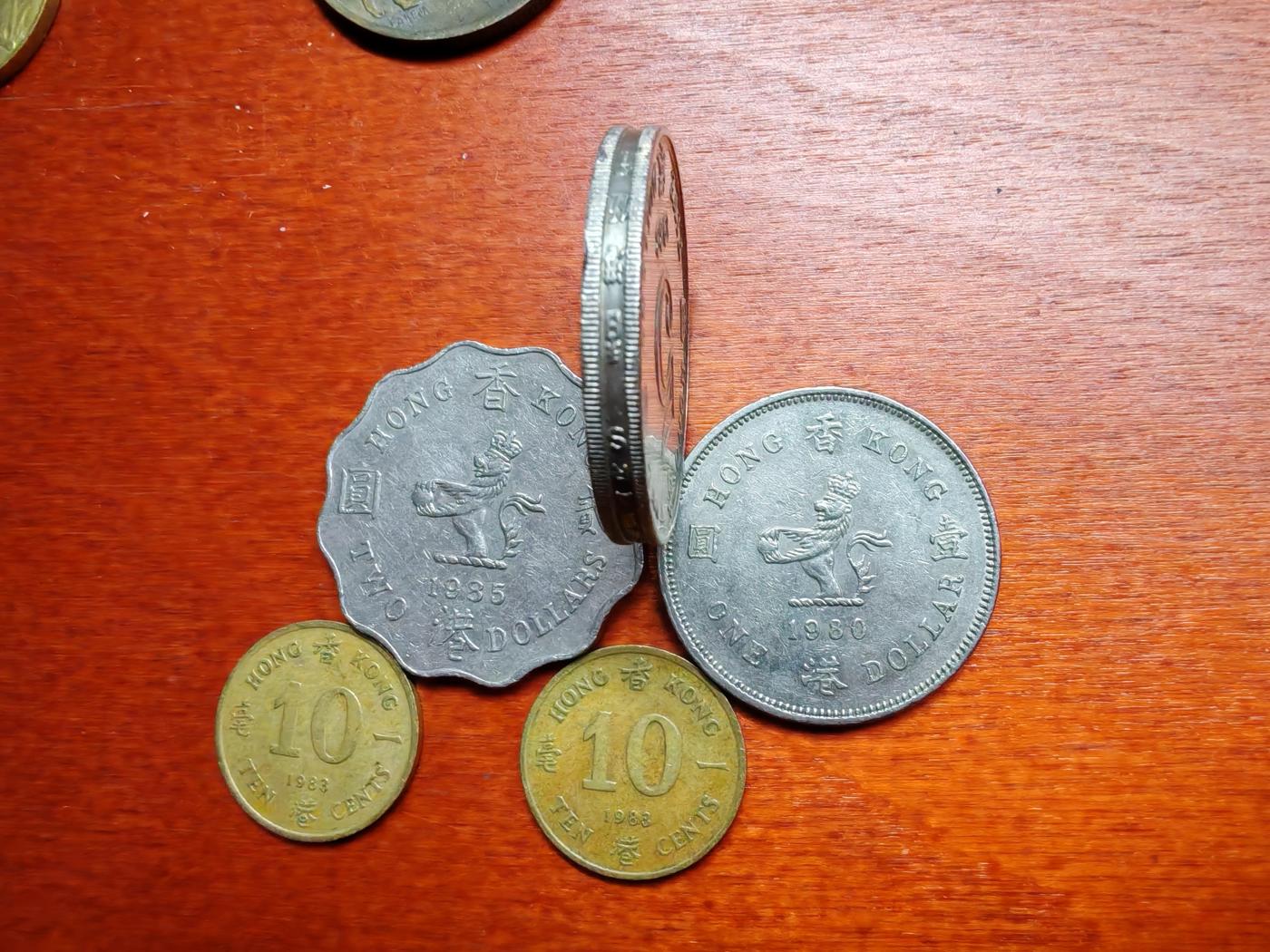 长老汇龙年散币拍卖第一场 1980-88香港1毫+1元+5元港币，5枚，其中1元含梅花形和圆形两个品种，5元是安全边，流通品如图