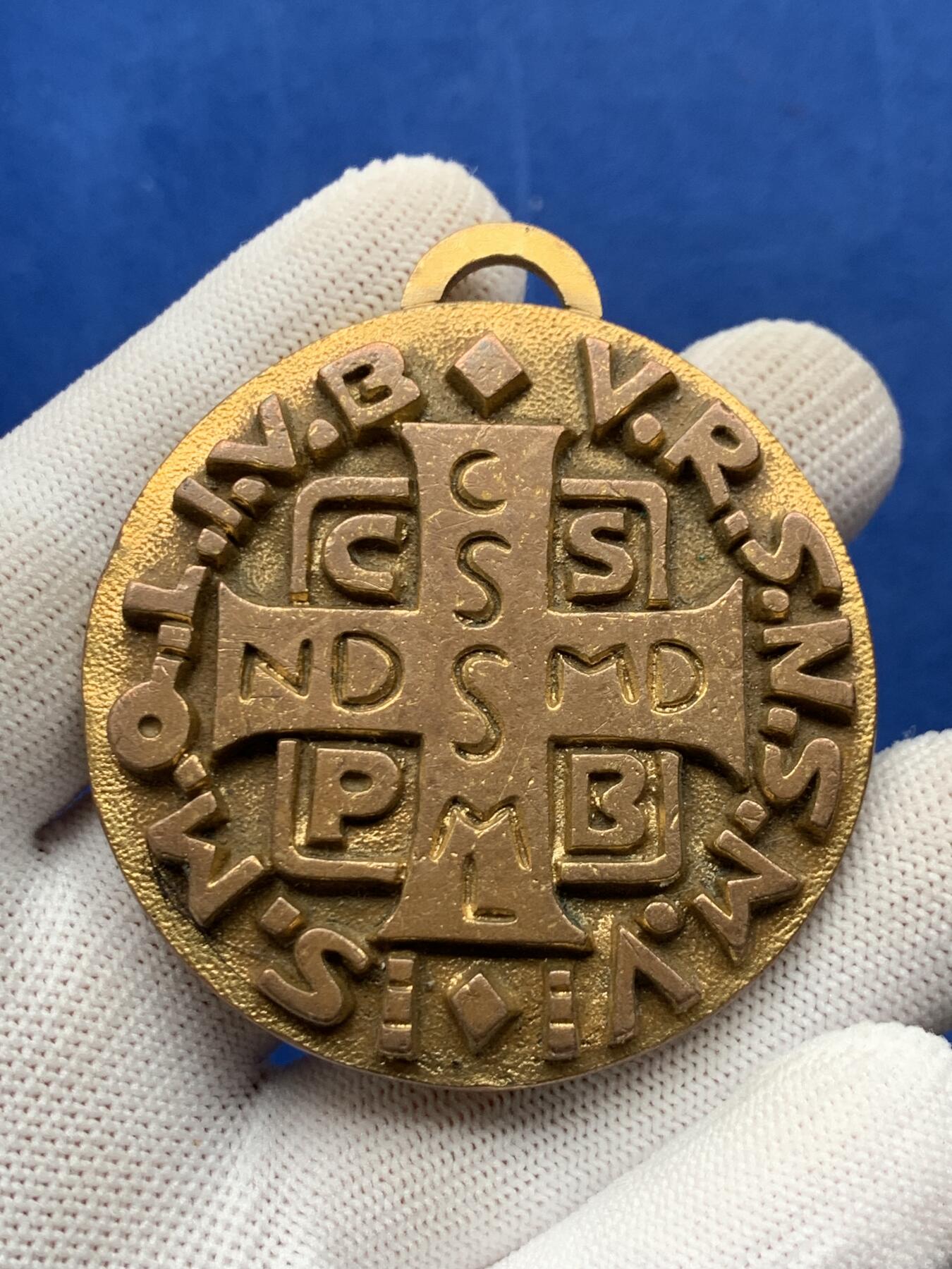 《竞宝斋》第274场- 周日，周一，周二  3场连拍 （全场包邮） 委内瑞拉“圣本笃以你的力量赐予和平”护身符奖牌 127.5克 56.7mm