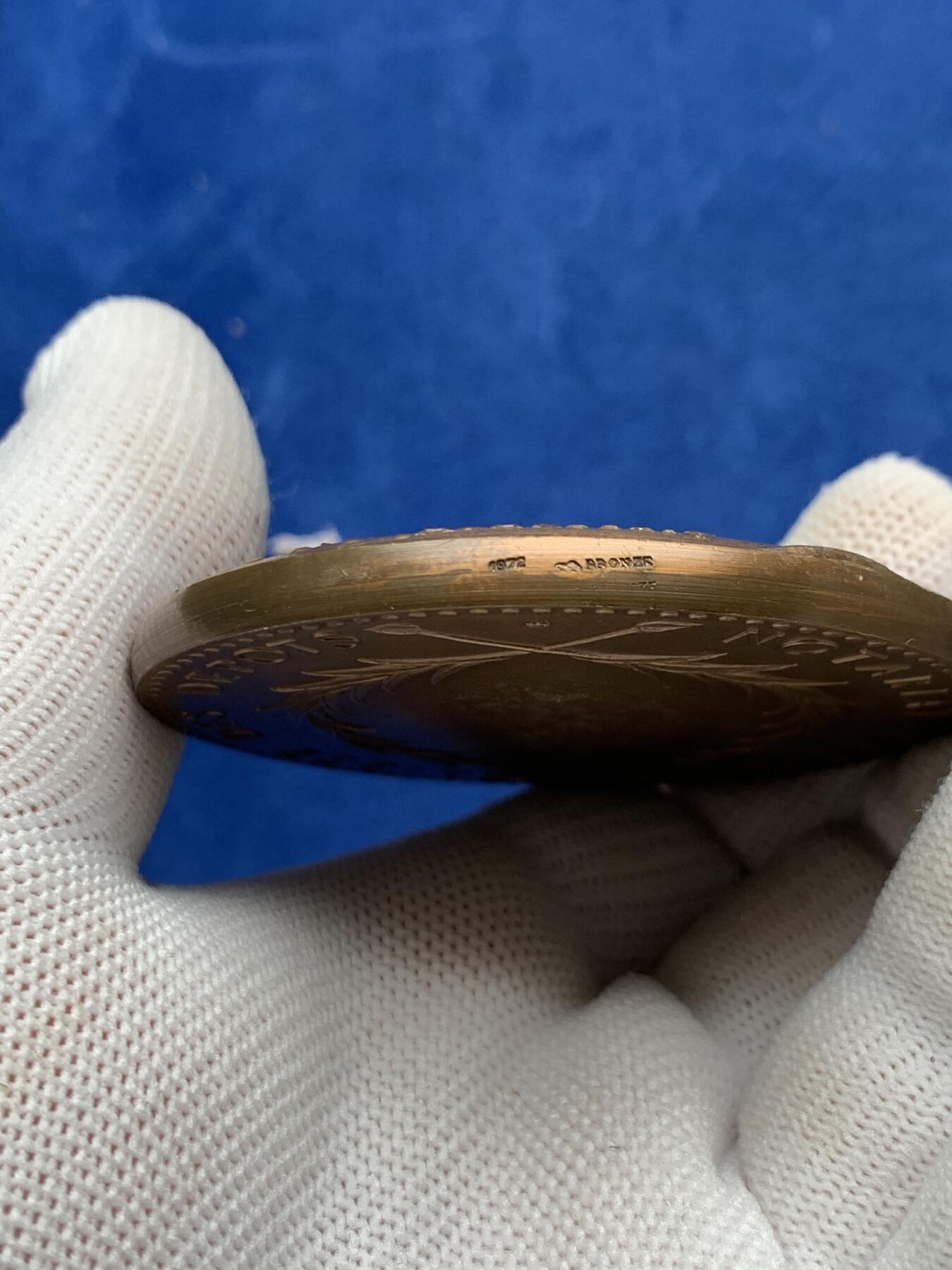 《竞宝斋》第274场- 周日，周一，周二  3场连拍 （全场包邮） 法国储蓄银行公证处，人物：雅典政治家梭伦 140.2克 59.3mm