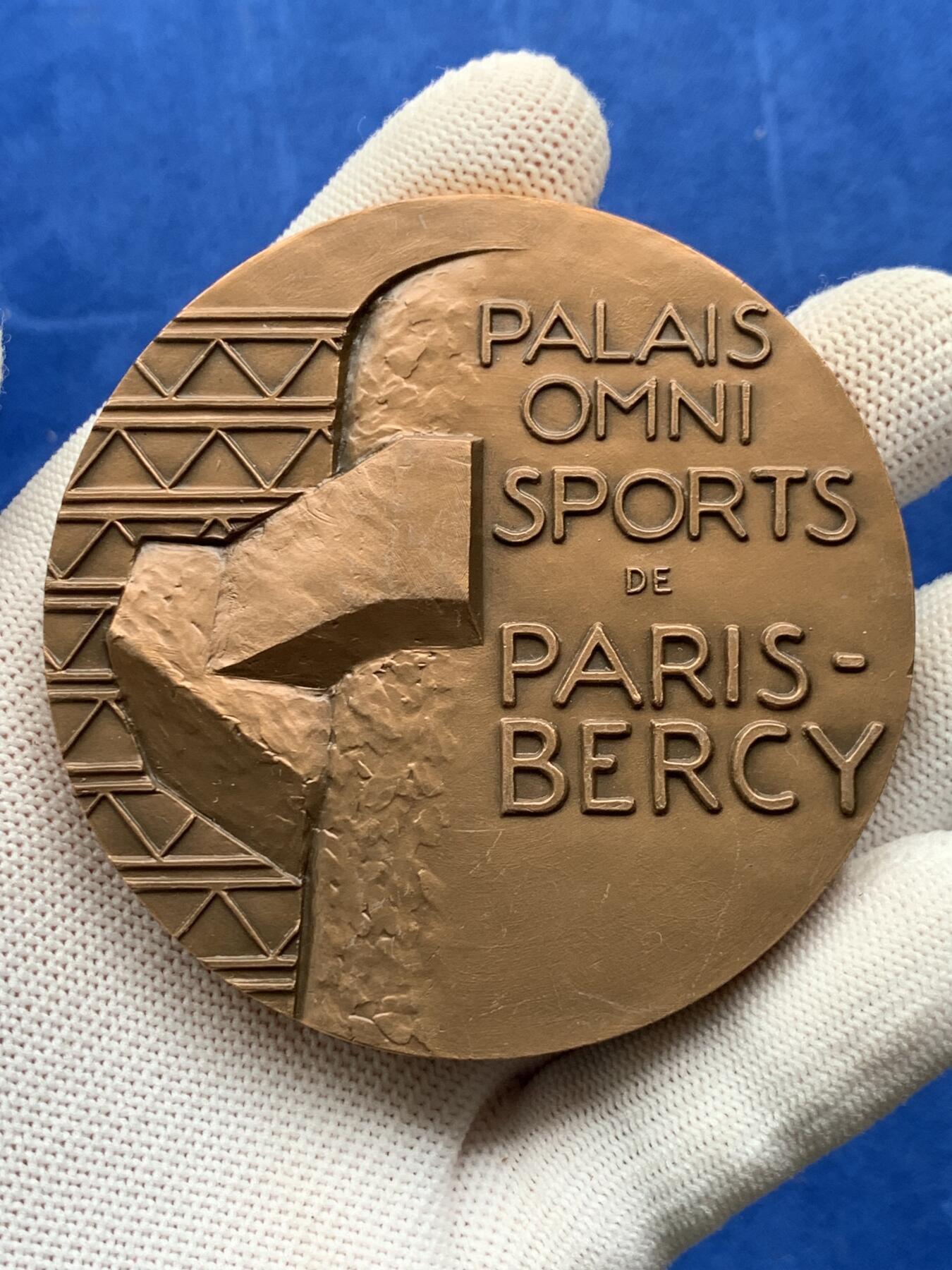 《竞宝斋》第274场- 周日，周一，周二  3场连拍 （全场包邮） 法国巴黎贝尔西综合体育馆 265.2克 71.8mm