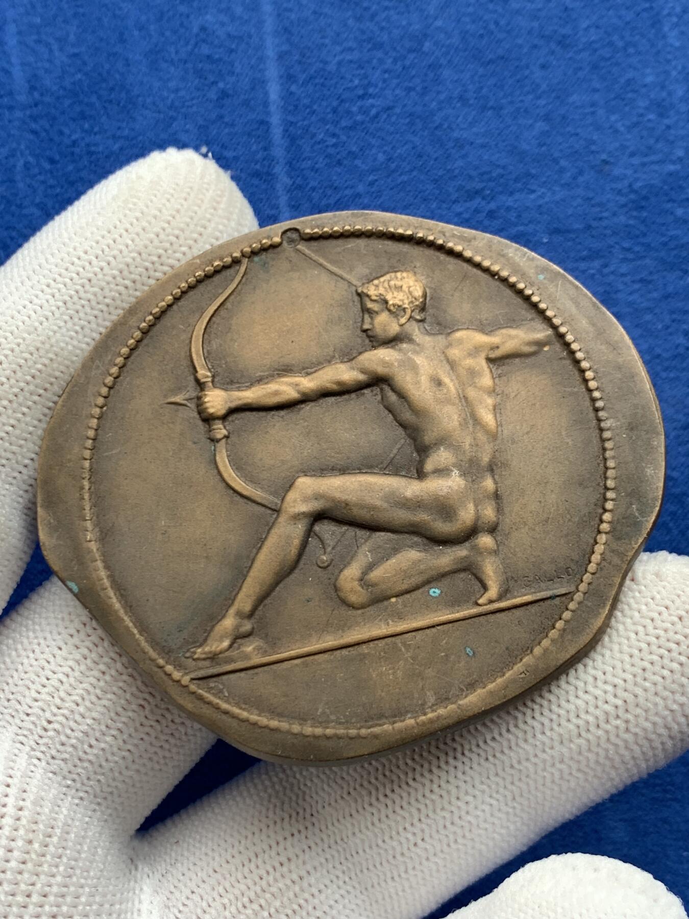 《竞宝斋》第274场- 周日，周一，周二  3场连拍 （全场包邮） 复古异形射箭铜章 49.7克 53.9*59.4mm