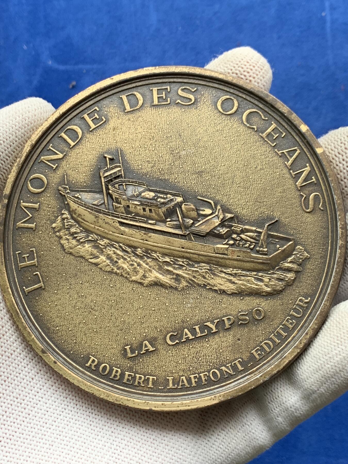 《竞宝斋》第274场- 周日，周一，周二  3场连拍 （全场包邮） 法国海军雅克·库斯托纪念铜章 218.3克 89.3mm