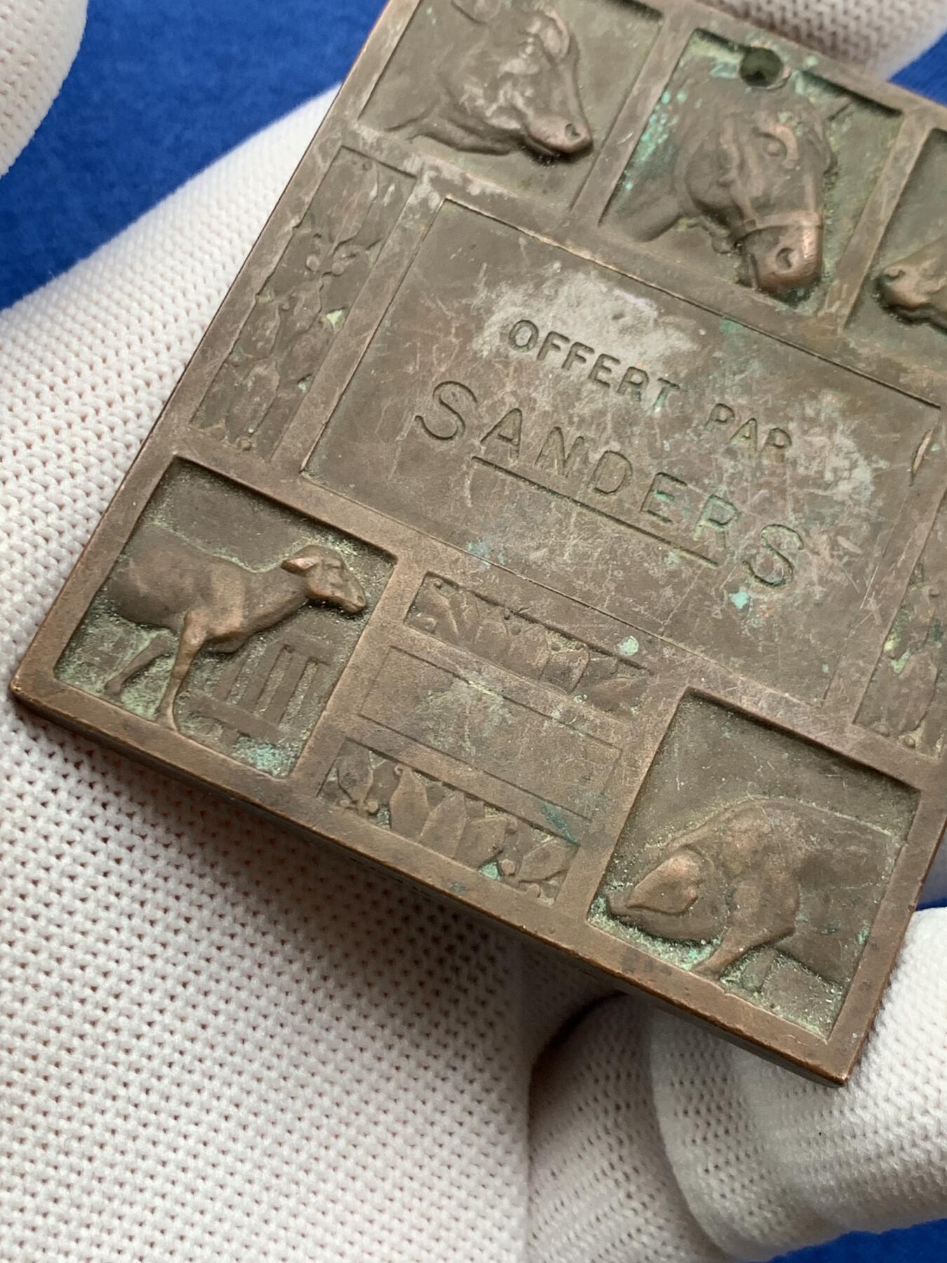 《竞宝斋》第274场- 周日，周一，周二  3场连拍 （全场包邮） 法国桑德斯畜牧饲料集团铜章 134.4克 65.4*56.5mm