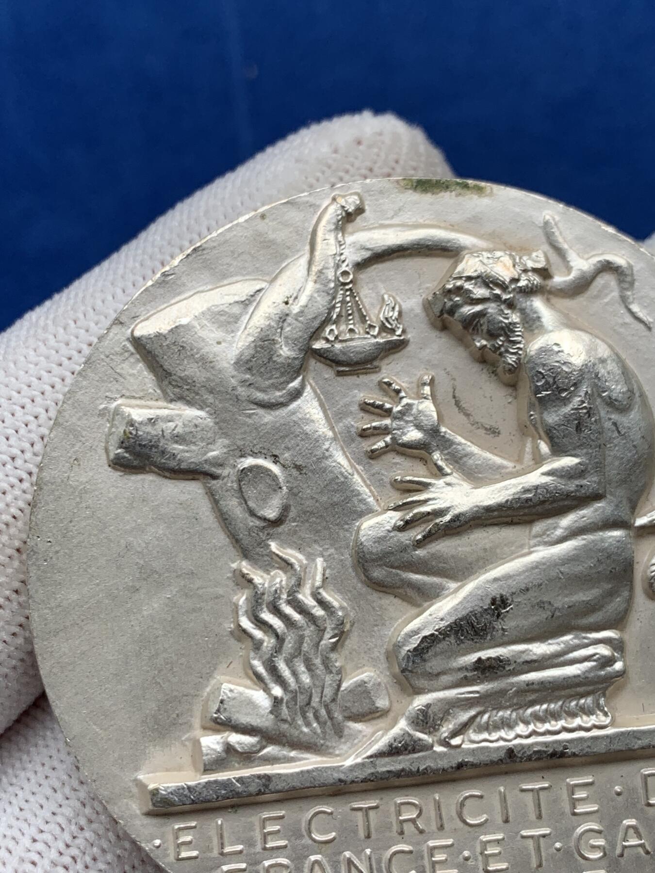 《竞宝斋》第274场- 周日，周一，周二  3场连拍 （全场包邮） 法国电力和法国天然气镀银铜章 71.8克 55mm