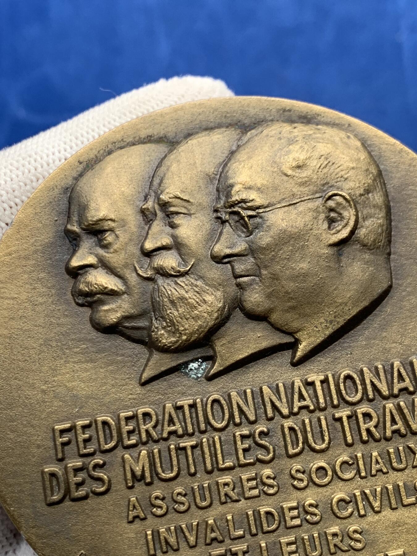 《竞宝斋》第274场- 周日，周一，周二  3场连拍 （全场包邮） 法国残联保险铜质奖章 118克 67.5mm