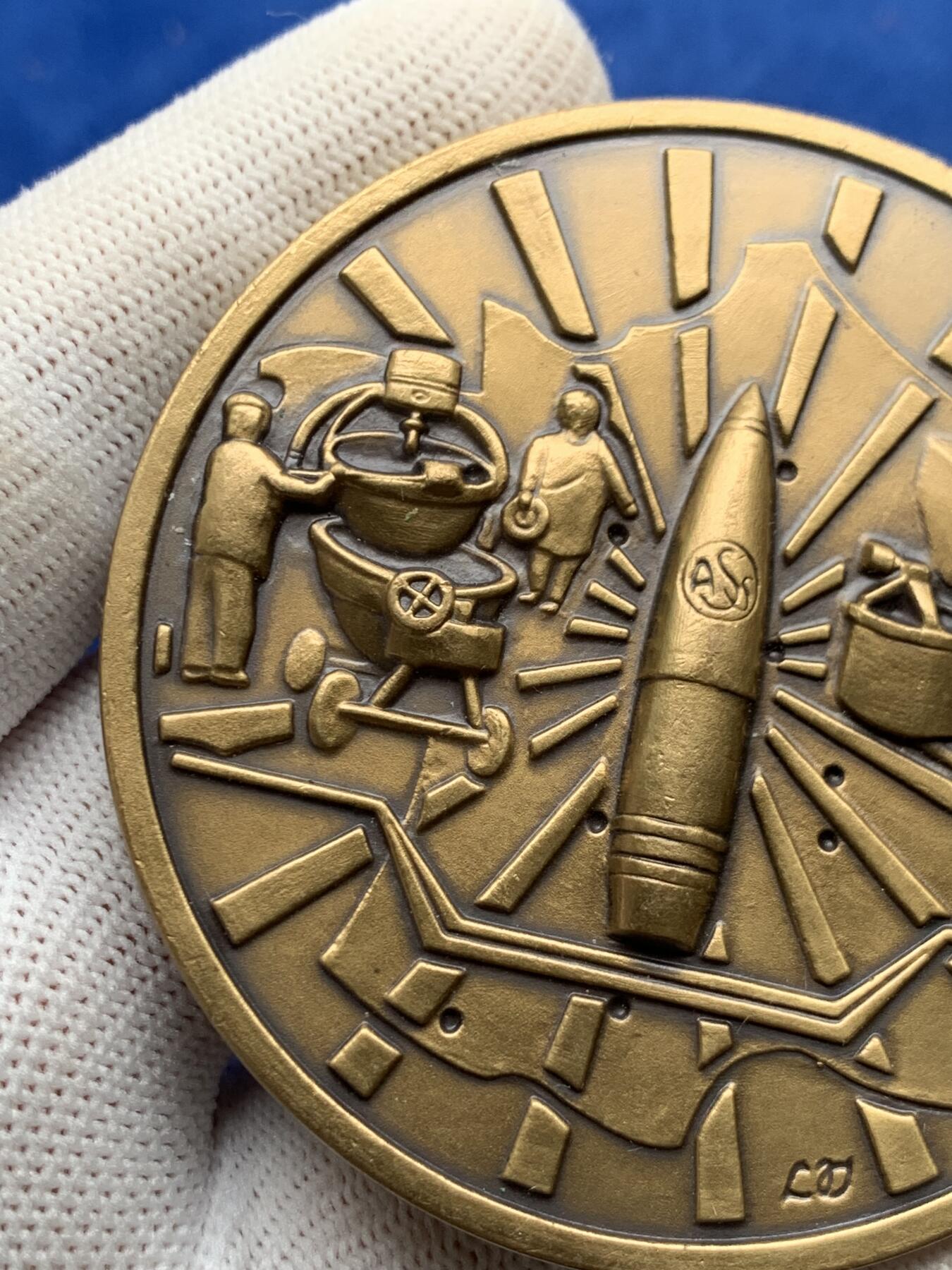 《竞宝斋》第274场- 周日，周一，周二  3场连拍 （全场包邮） 法国军械库车间铜章 147克 64.6mm 