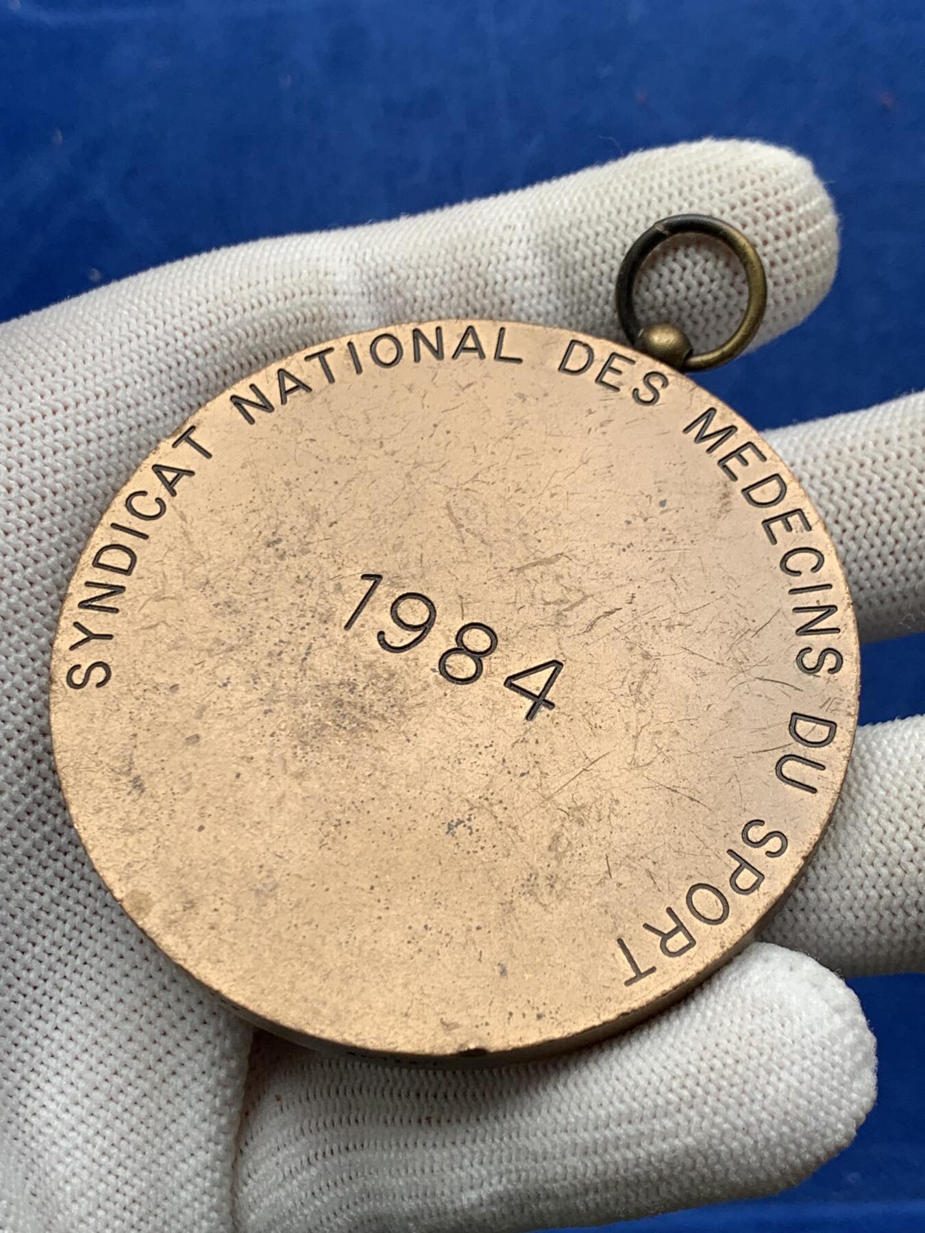 《竞宝斋》第274场- 周日，周一，周二  3场连拍 （全场包邮） 法国全国医生运动联盟铜章 133.9克 62.8mm 