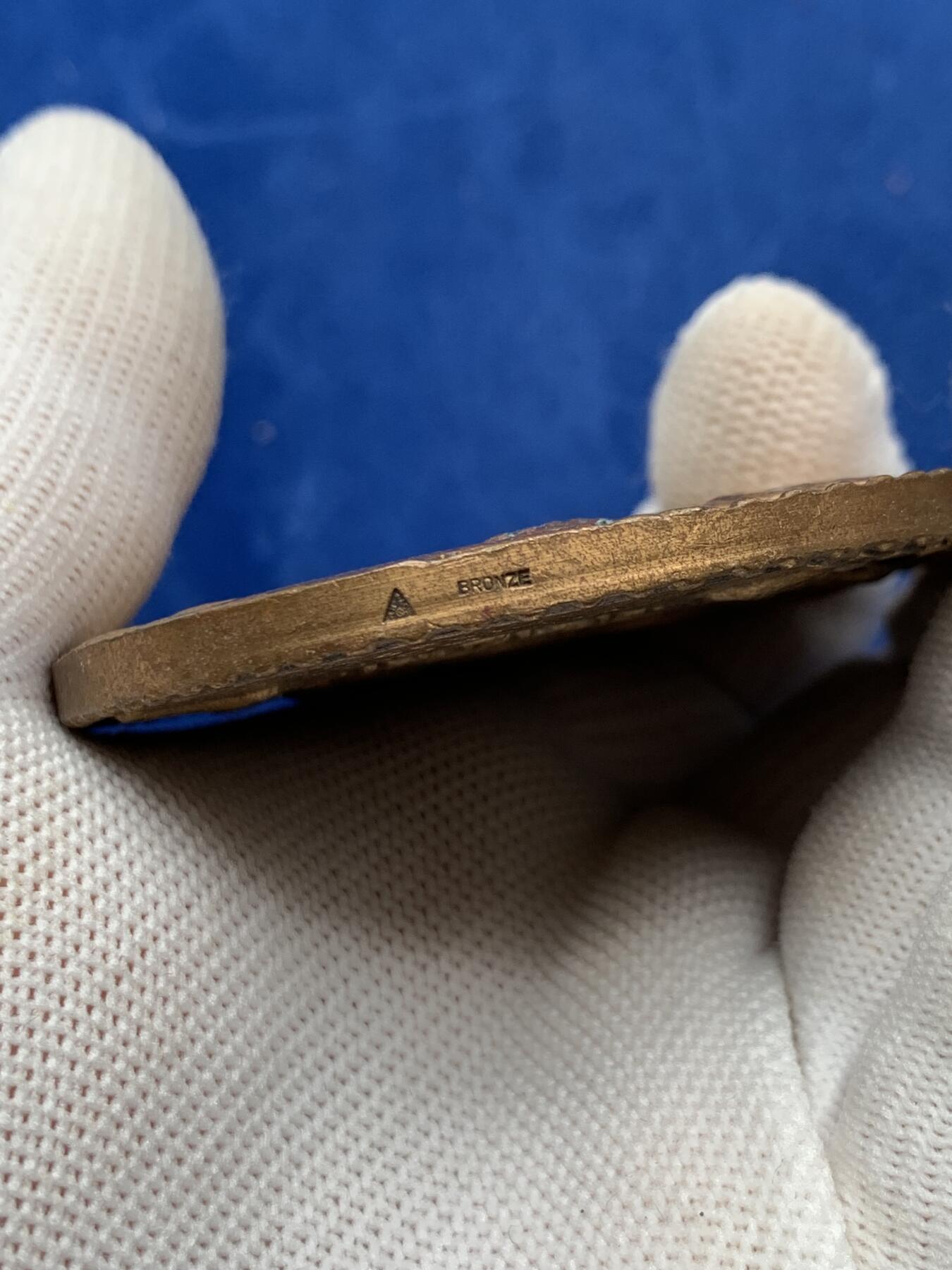 《竞宝斋》第274场- 周日，周一，周二  3场连拍 （全场包邮） 法国盒子包装和金属封口铜章，金匠守护神圣埃利吉乌斯 117.6克 62.7mm