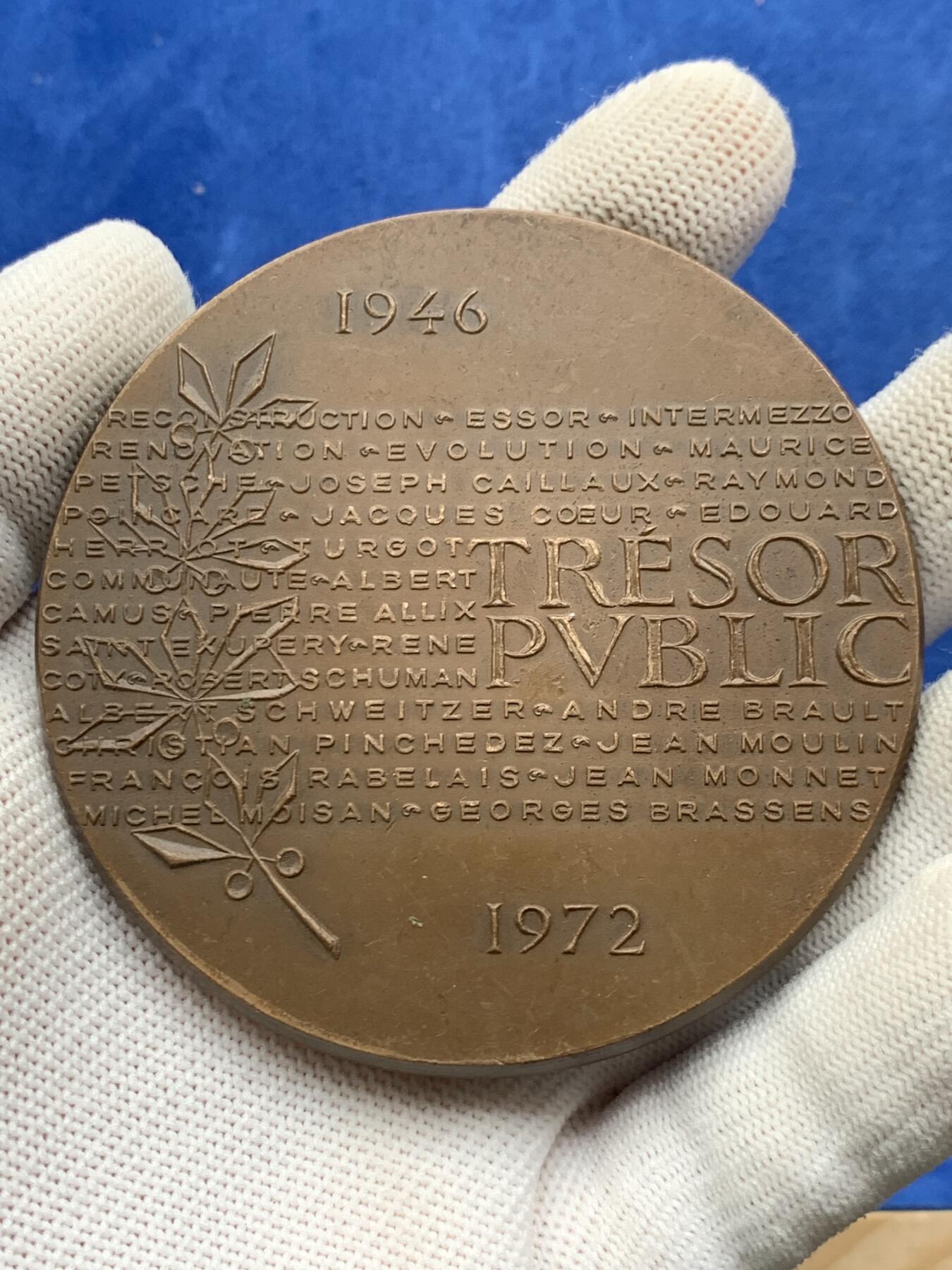 《竞宝斋》第274场- 周日，周一，周二  3场连拍 （全场包邮） 法国公共财政部铜章 228.6克 74.1mm