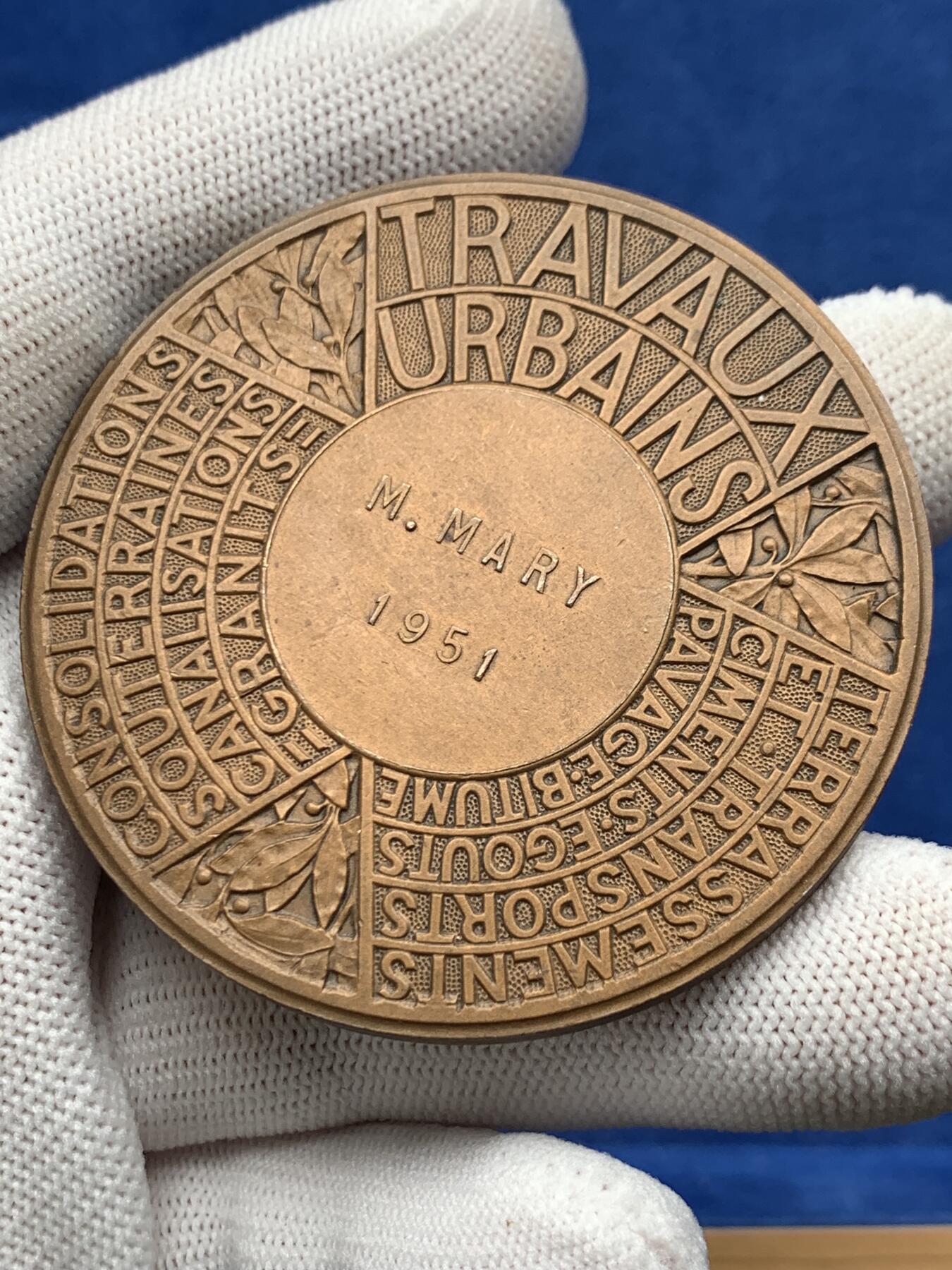 《竞宝斋》第274场- 周日，周一，周二  3场连拍 （全场包邮） 法国巴黎公共和私人工程承包商联合会铜章 80.9克 58.8mm