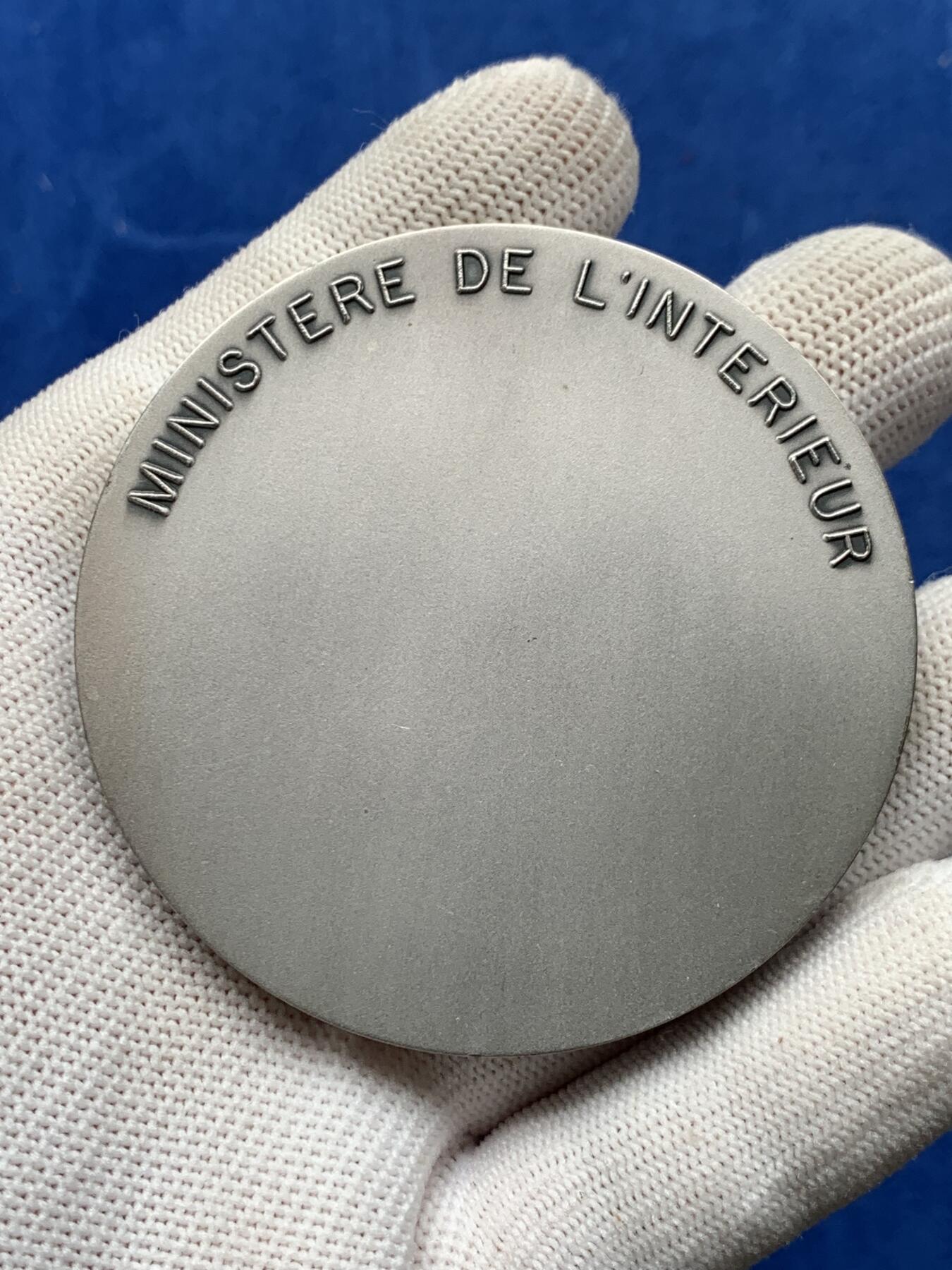 《竞宝斋》第274场- 周日，周一，周二  3场连拍 （全场包邮） 法国警署内政部铜章 140克g 63mm 