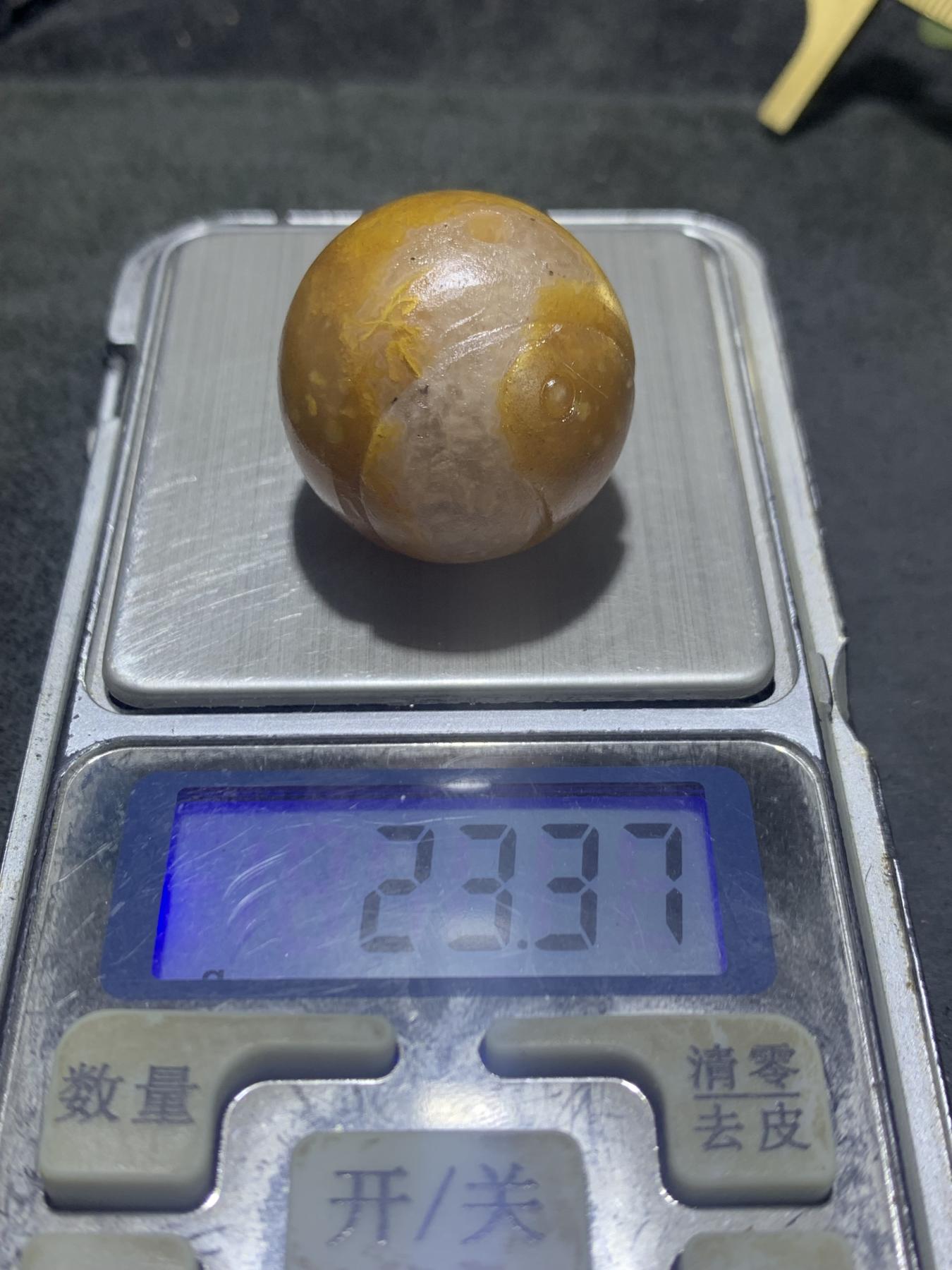 精美亚光冰飘金黄色战国红玛瑙手工俏色巧雕太极珠一颗！