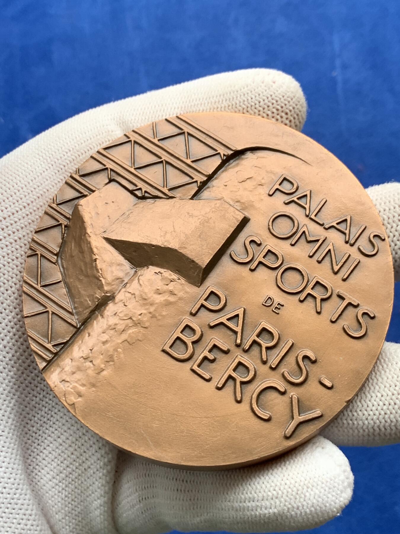 《竞宝斋》第274场- 周日，周一，周二  3场连拍 （全场包邮） 法国巴黎贝尔西综合体育馆 265.2克 71.8mm