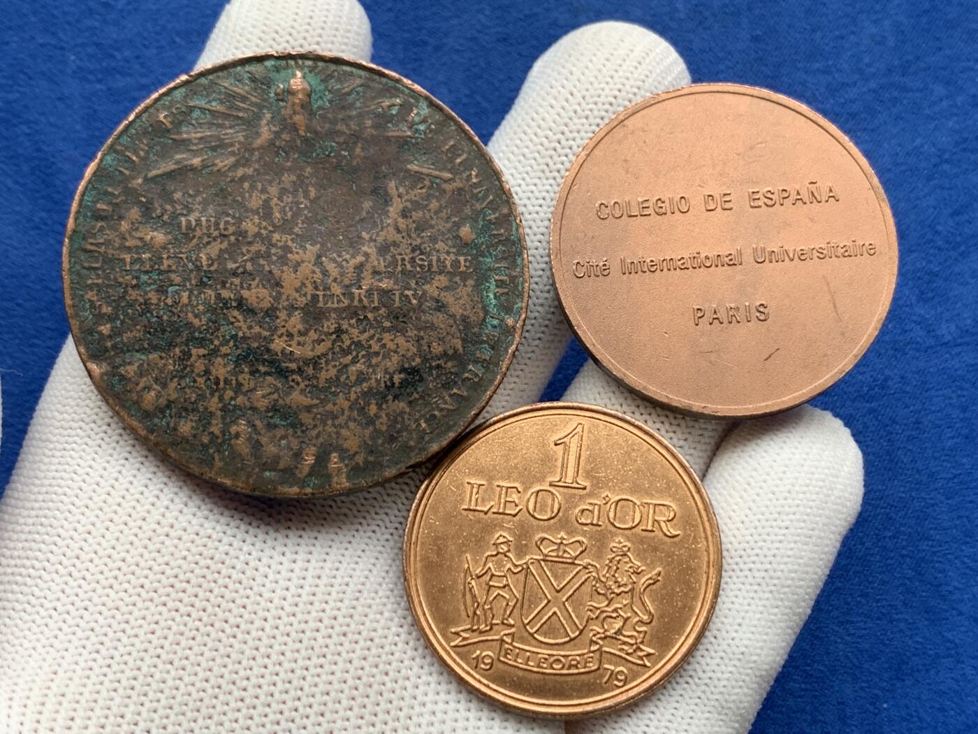 《竞宝斋》第274场- 周日，周一，周二  3场连拍 （全场包邮） 3枚一组 丹麦国王利奥三世，巴黎大学铜章等 分别：66.7克 51.9mm；29.6克 40.1mm；16.4克 35.2mm 总重112.7g