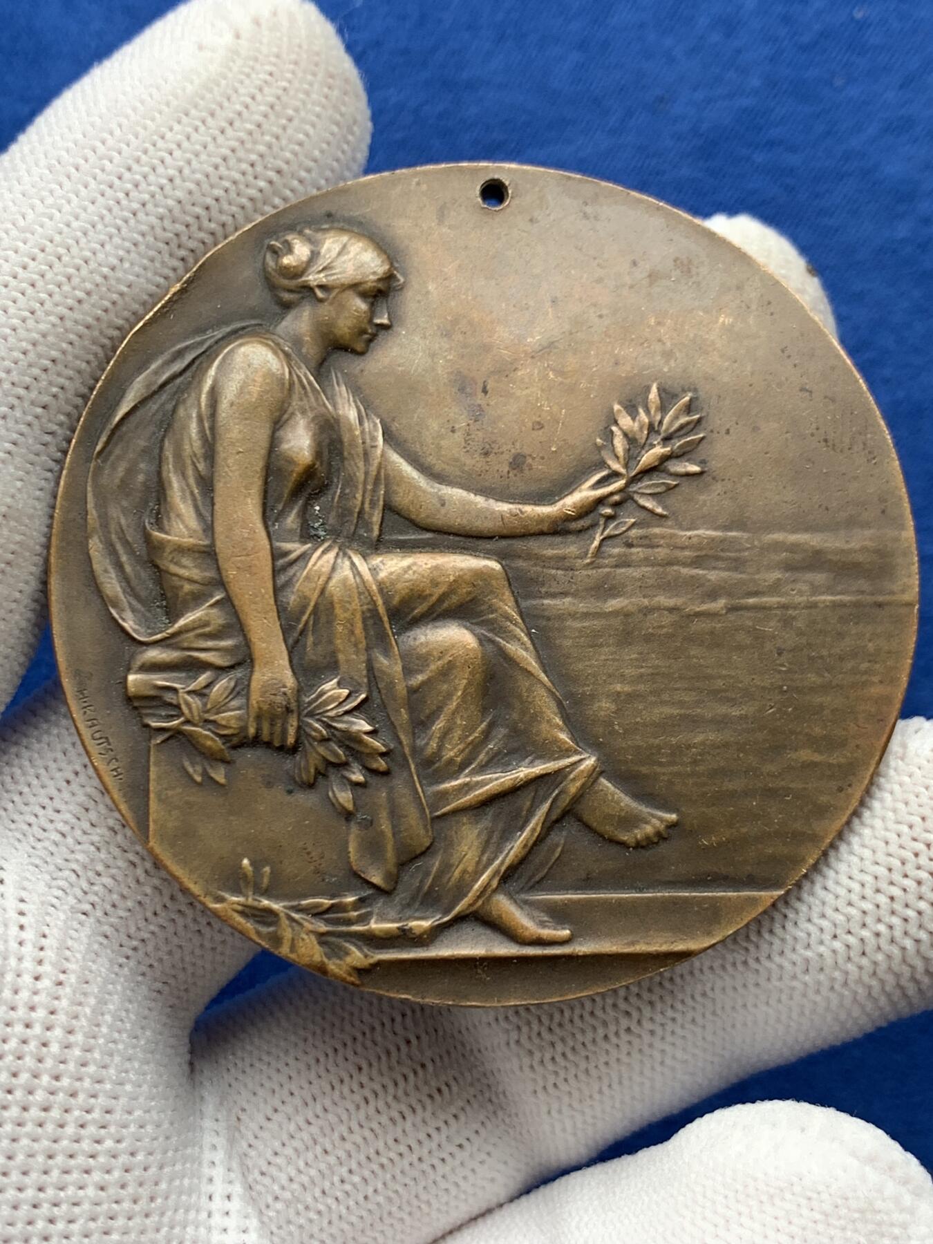 《竞宝斋》第274场- 周日，周一，周二  3场连拍 （全场包邮） 法国女神握草铜章 80克 57mm