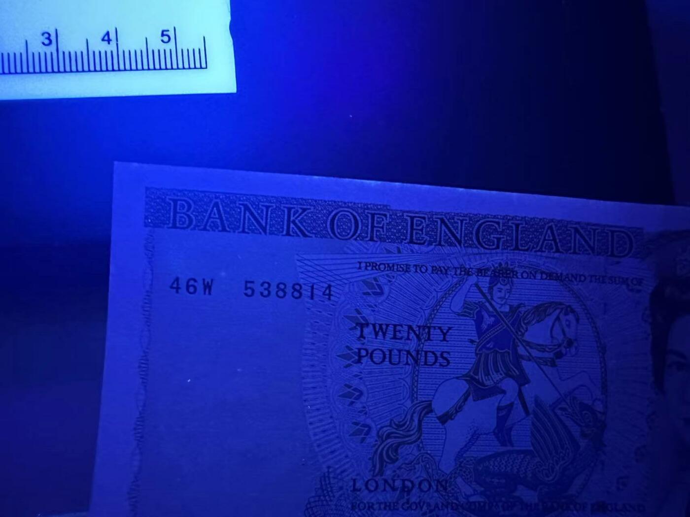 《外钞收藏家》第三百七十三期 英国D序列20镑 全新 边上轻微荧光反应 