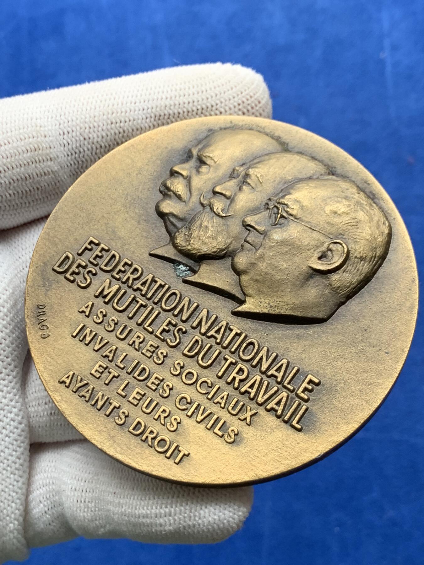《竞宝斋》第274场- 周日，周一，周二  3场连拍 （全场包邮） 法国残联保险铜质奖章 118克 67.5mm