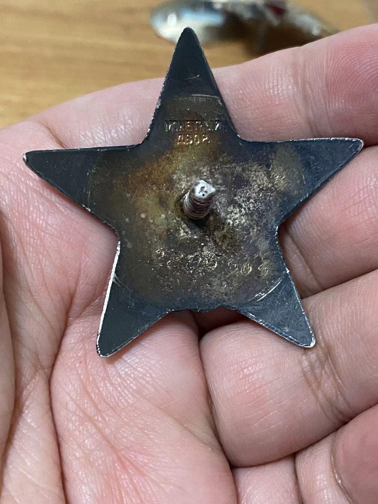 苏联勋章奖章5月27日拍卖第九期6月4日晚上九点结束 苏联索科洛夫（对日作战）Соколов Вениамин Александрович军政治部监察员 的红星勋章2205363带登记卡没翻译 奖励卡已经翻译 右下角顶部有小磕碰 MZPP珠宝设计局版本 非常有意思的是奖励卡内容和红星是一样的 但是确确实实 同一个战功两份奖励卡 有兴趣的可以研究下 非常少见 分别发了红星和二级为国  在满洲的进攻期间正确地组织军部队的党政工作