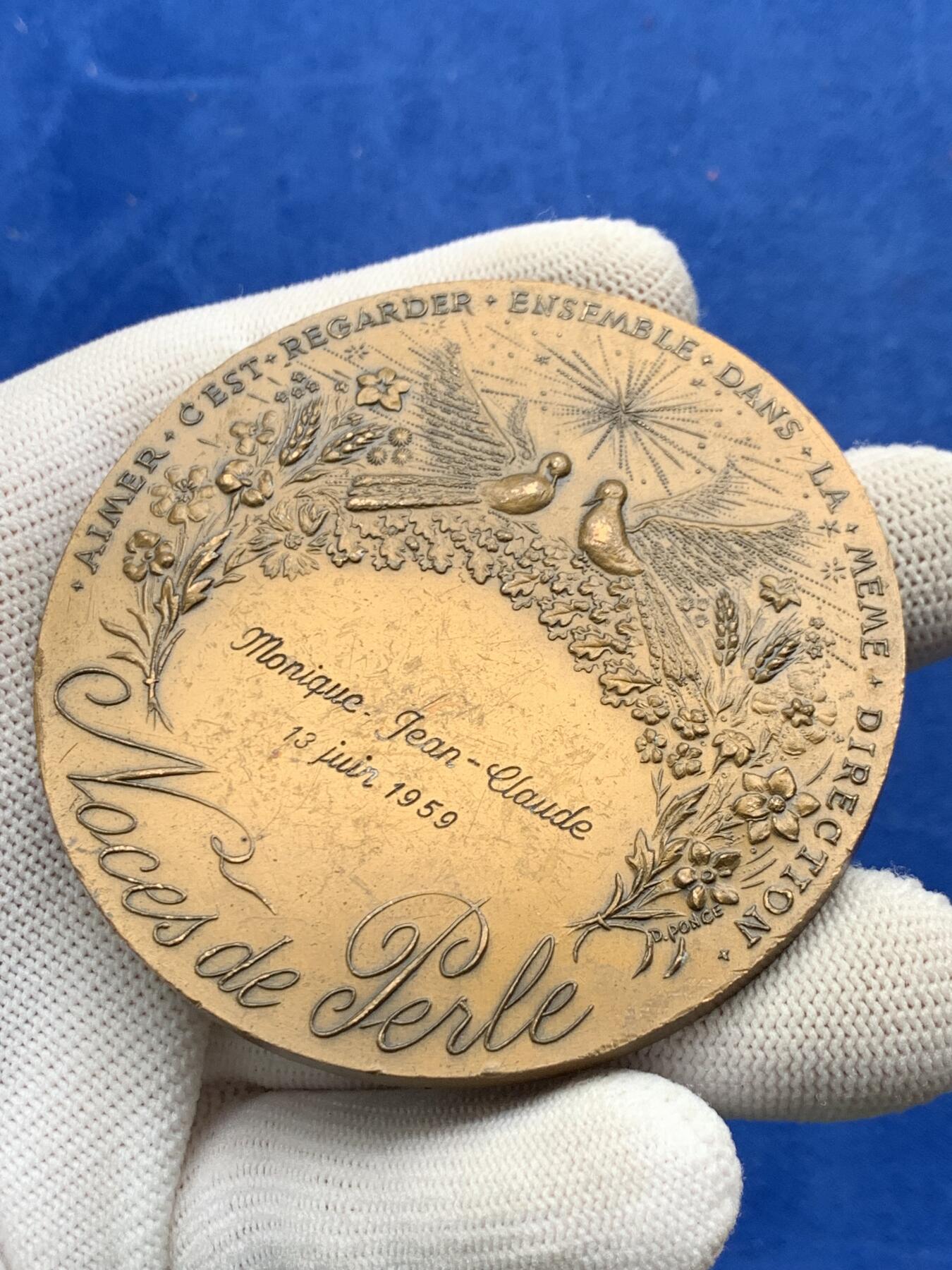 《竞宝斋》第274场- 周日，周一，周二  3场连拍 （全场包邮） 法国婚姻30周年纪念铜章，铭文“爱就是一起看向同一个方向” 163.7克 72mm