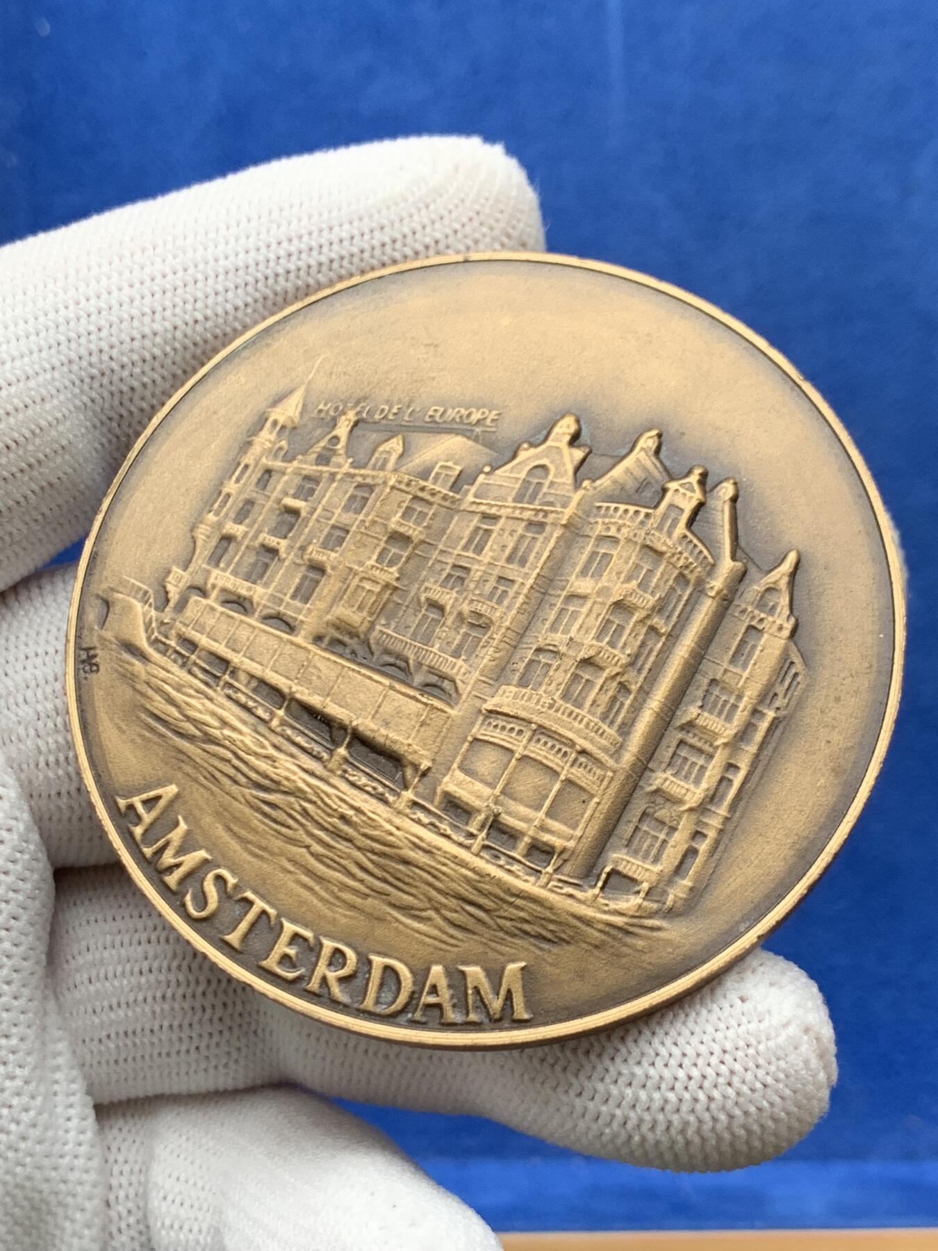 《竞宝斋》第274场- 周日，周一，周二  3场连拍 （全场包邮） 荷兰阿姆斯特丹埃克塞尔西奥餐厅铜章 88.4克 59.9mm