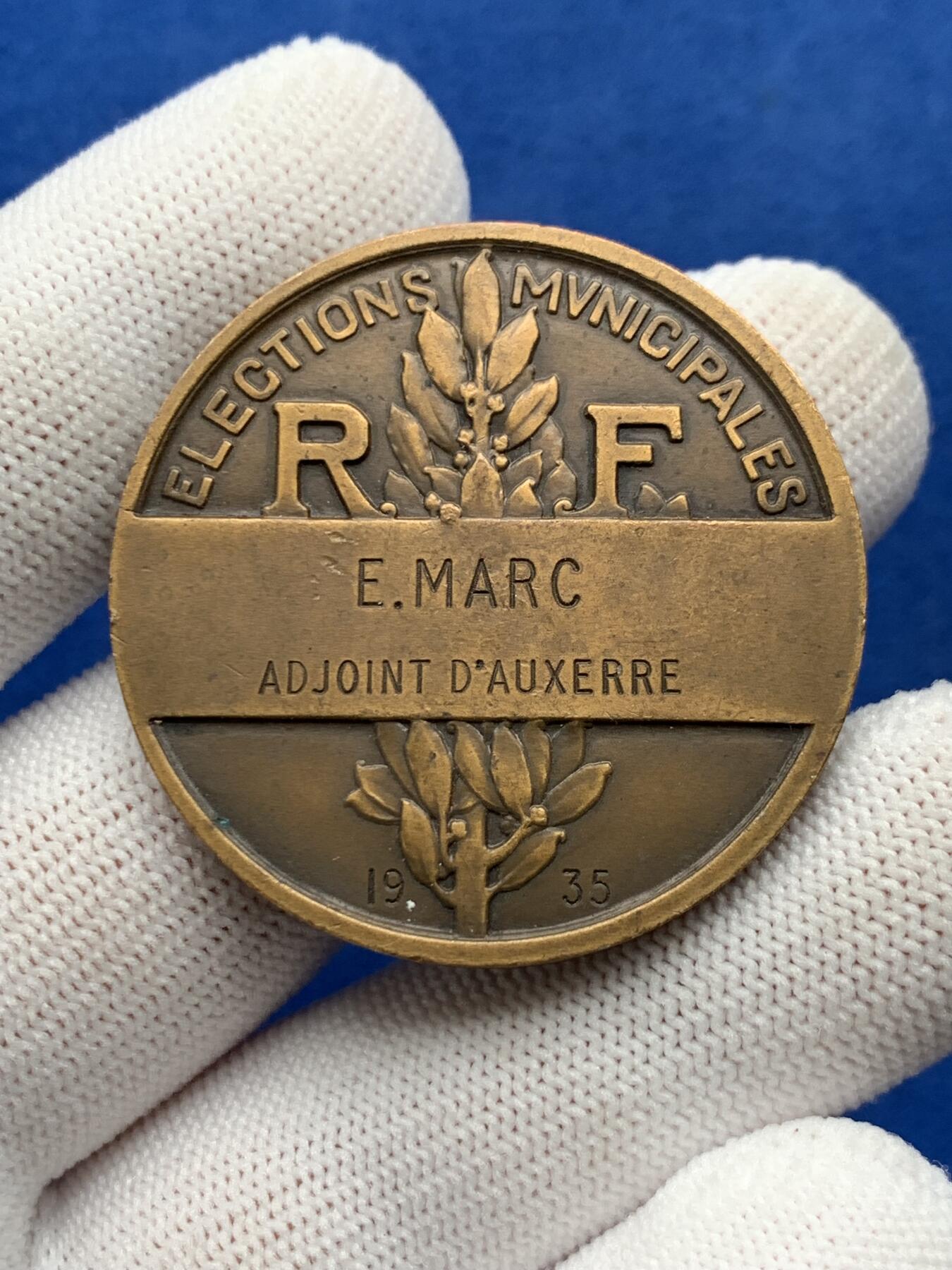 《竞宝斋》第274场- 周日，周一，周二  3场连拍 （全场包邮） 法国欧塞尔市政选举 33.7克 40.7mm