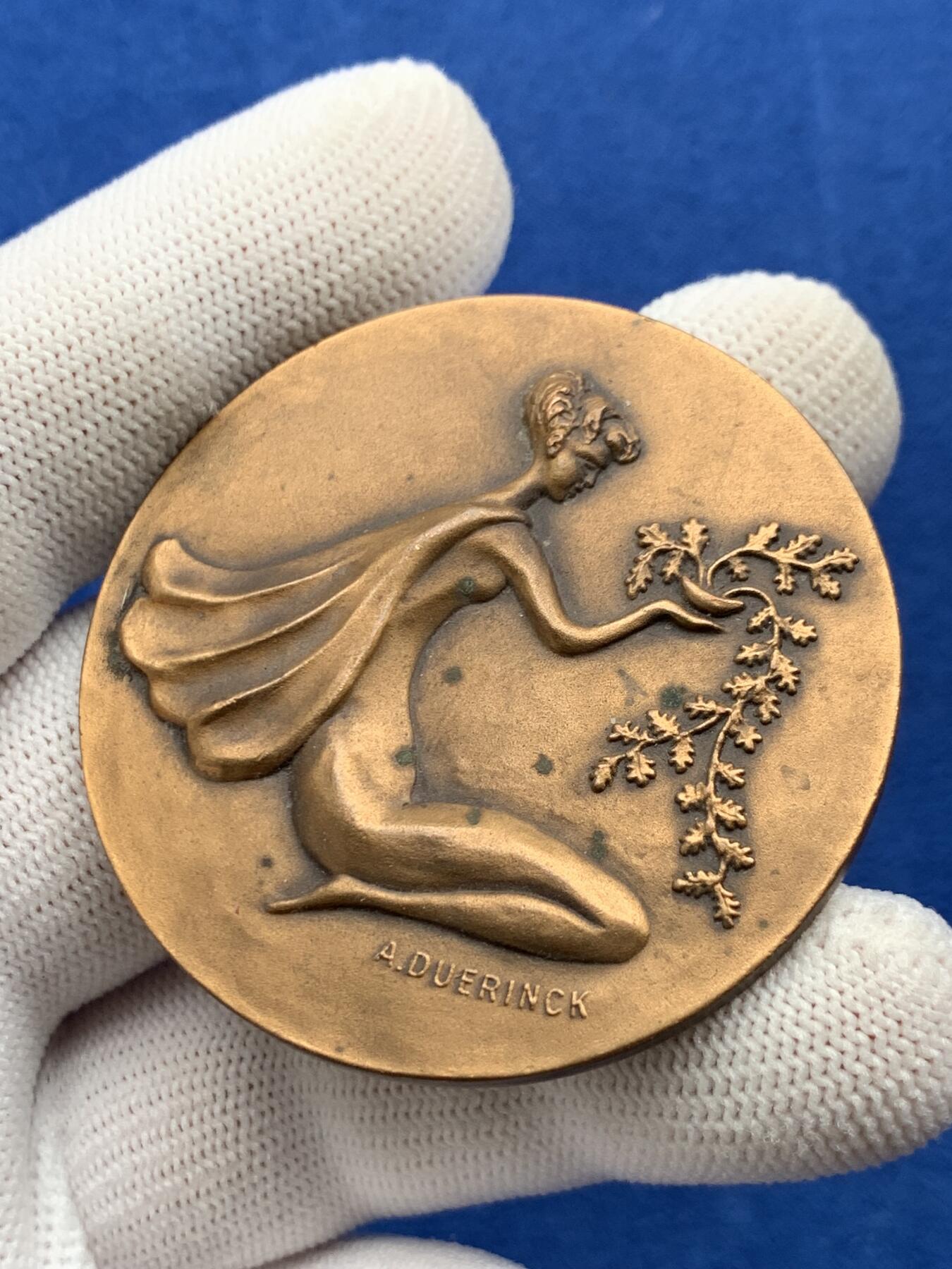 《竞宝斋》第274场- 周日，周一，周二  3场连拍 （全场包邮） 比利时布鲁塞尔财务人员友好协会 51.6克 50.1mm