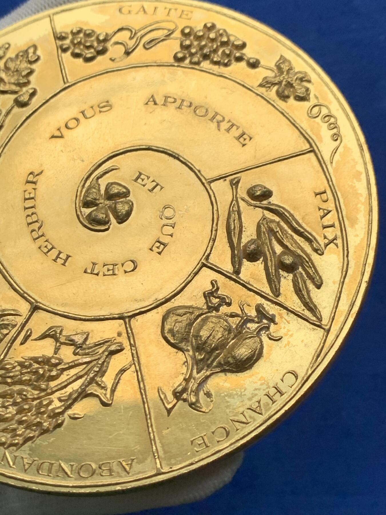 《竞宝斋》第274场- 周日，周一，周二  3场连拍 （全场包邮） 法国祝福铜章 373.4克 98mm