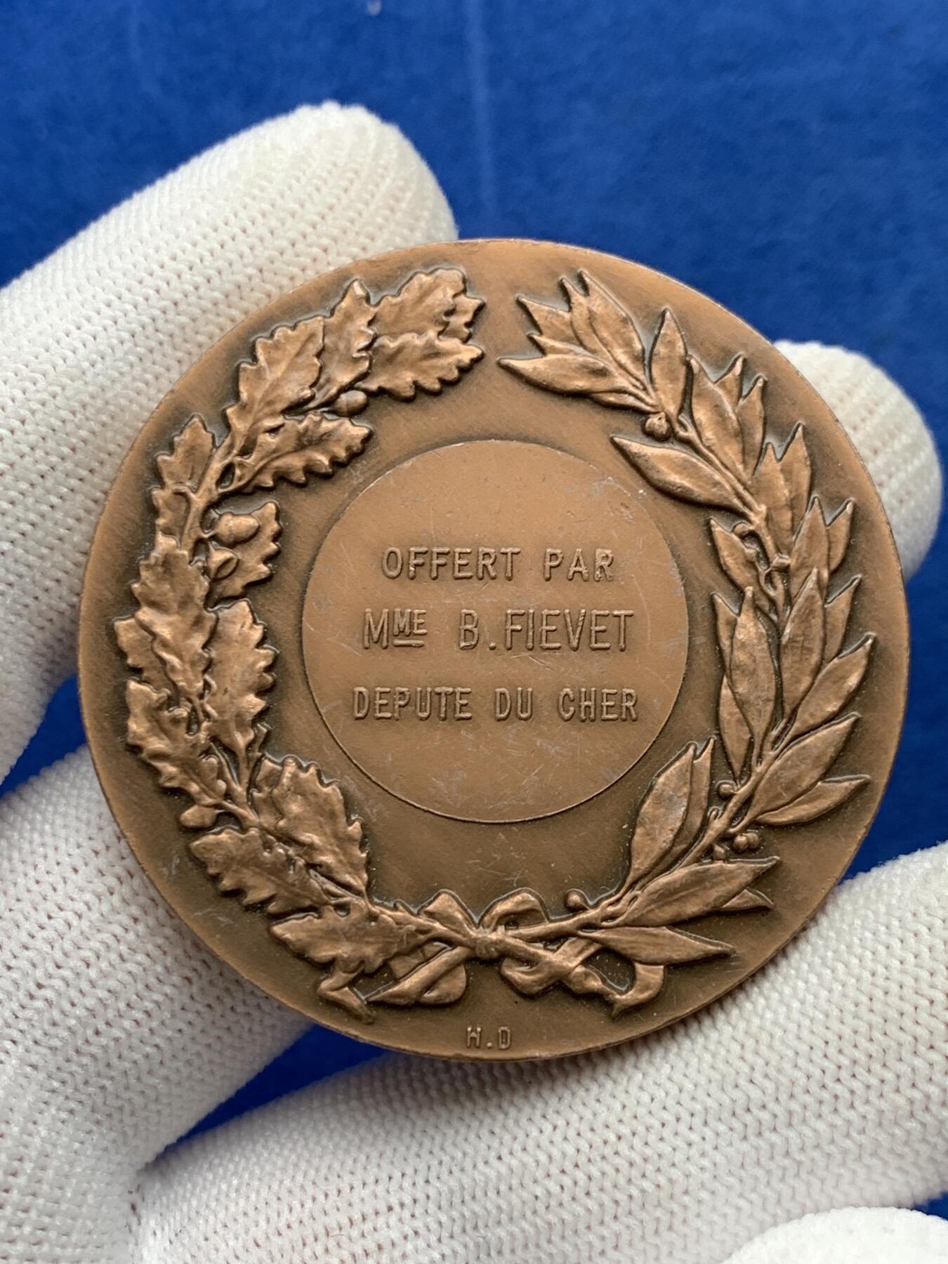 《竞宝斋》第274场- 周日，周一，周二  3场连拍 （全场包邮） 由谢尔省副议员菲韦特提供双鱼铜章 71.3克 49.5mm