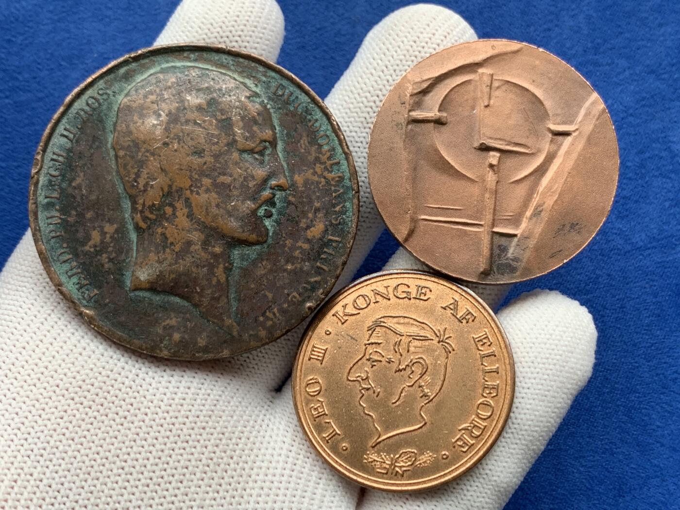 《竞宝斋》第274场- 周日，周一，周二  3场连拍 （全场包邮） 3枚一组 丹麦国王利奥三世，巴黎大学铜章等 分别：66.7克 51.9mm；29.6克 40.1mm；16.4克 35.2mm 总重112.7g