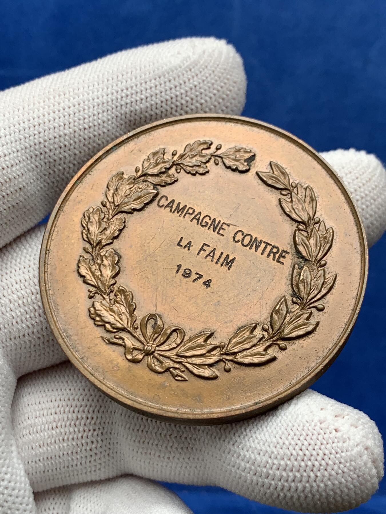 《竞宝斋》第274场- 周日，周一，周二  3场连拍 （全场包邮） 法国反饥饿运动铜章 76.8克 50.4mm