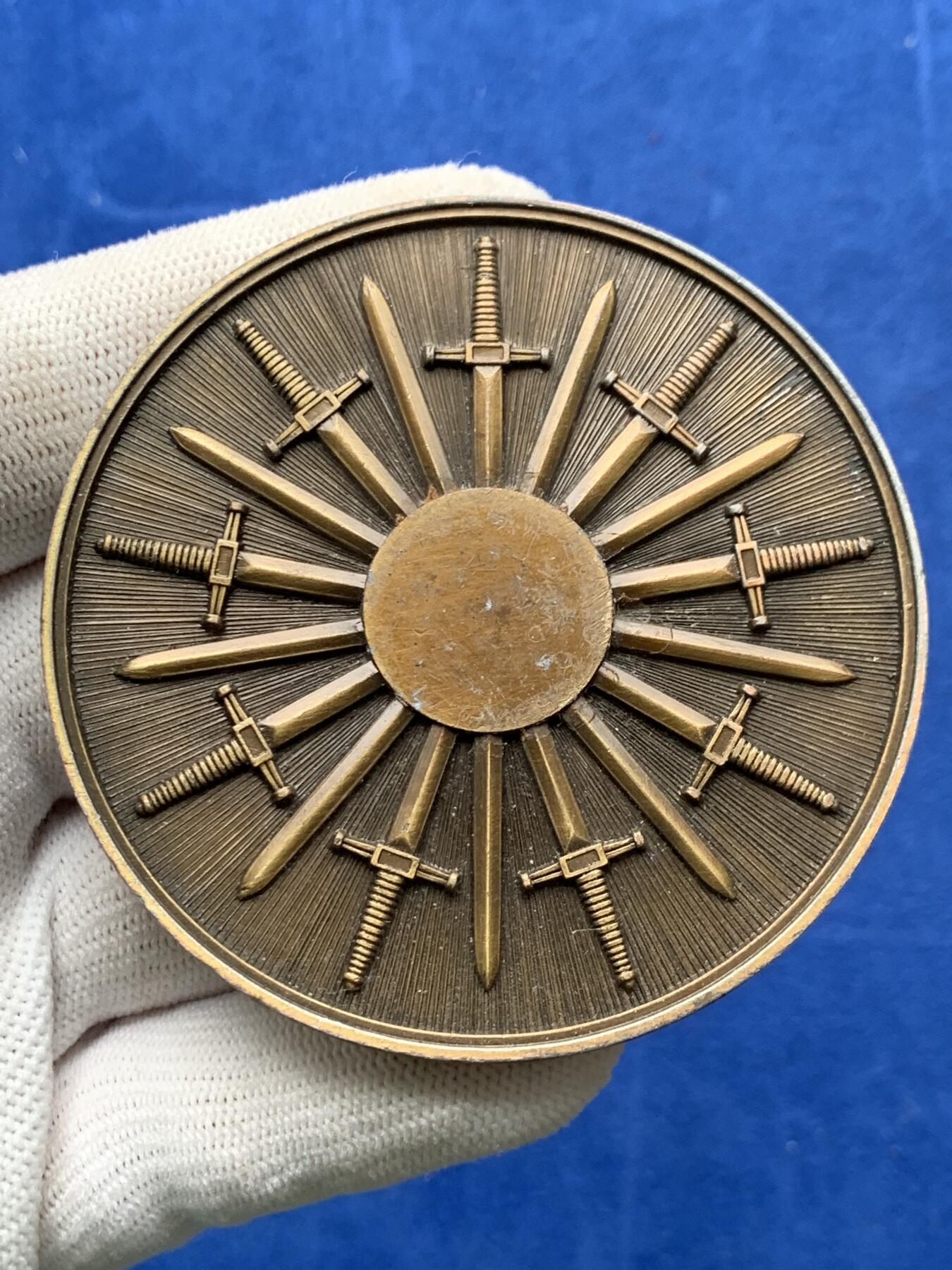 《竞宝斋》第274场- 周日，周一，周二  3场连拍 （全场包邮） 宝剑铜章 96.2克 68.7mm