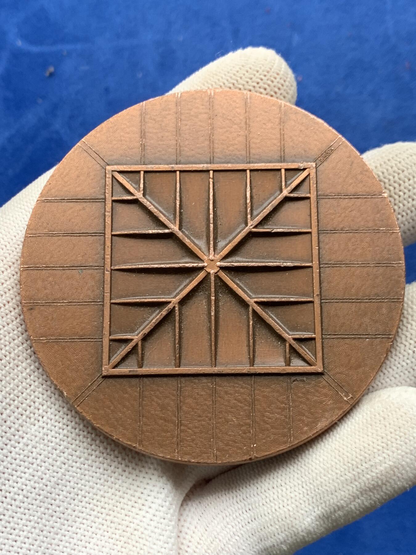 《竞宝斋》第274场- 周日，周一，周二  3场连拍 （全场包邮） 坦桑尼亚朱利叶斯·尼雷尔达累斯萨拉姆国际机场就职典礼铜章 186.4克 72.2mm