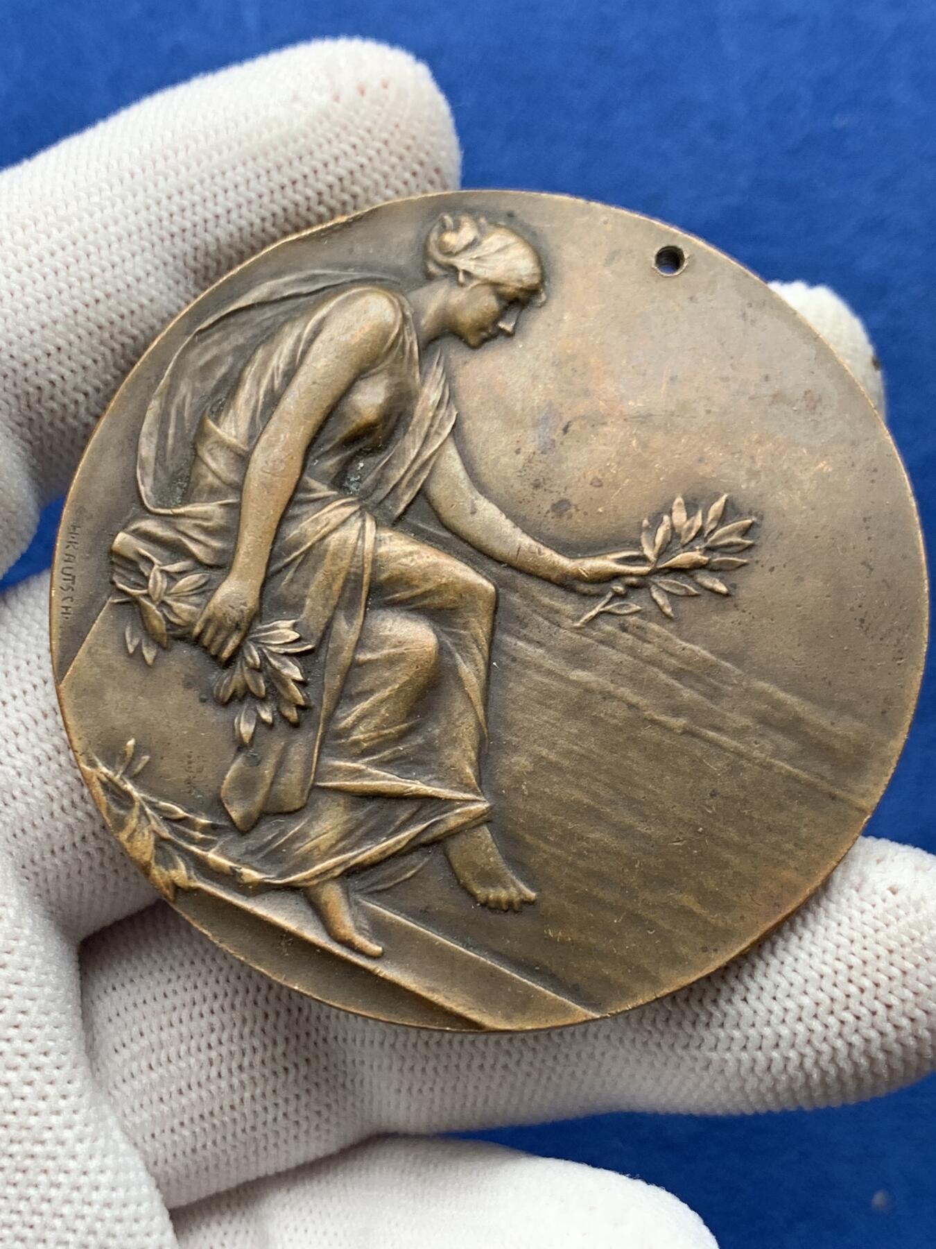 《竞宝斋》第274场- 周日，周一，周二  3场连拍 （全场包邮） 法国女神握草铜章 80克 57mm